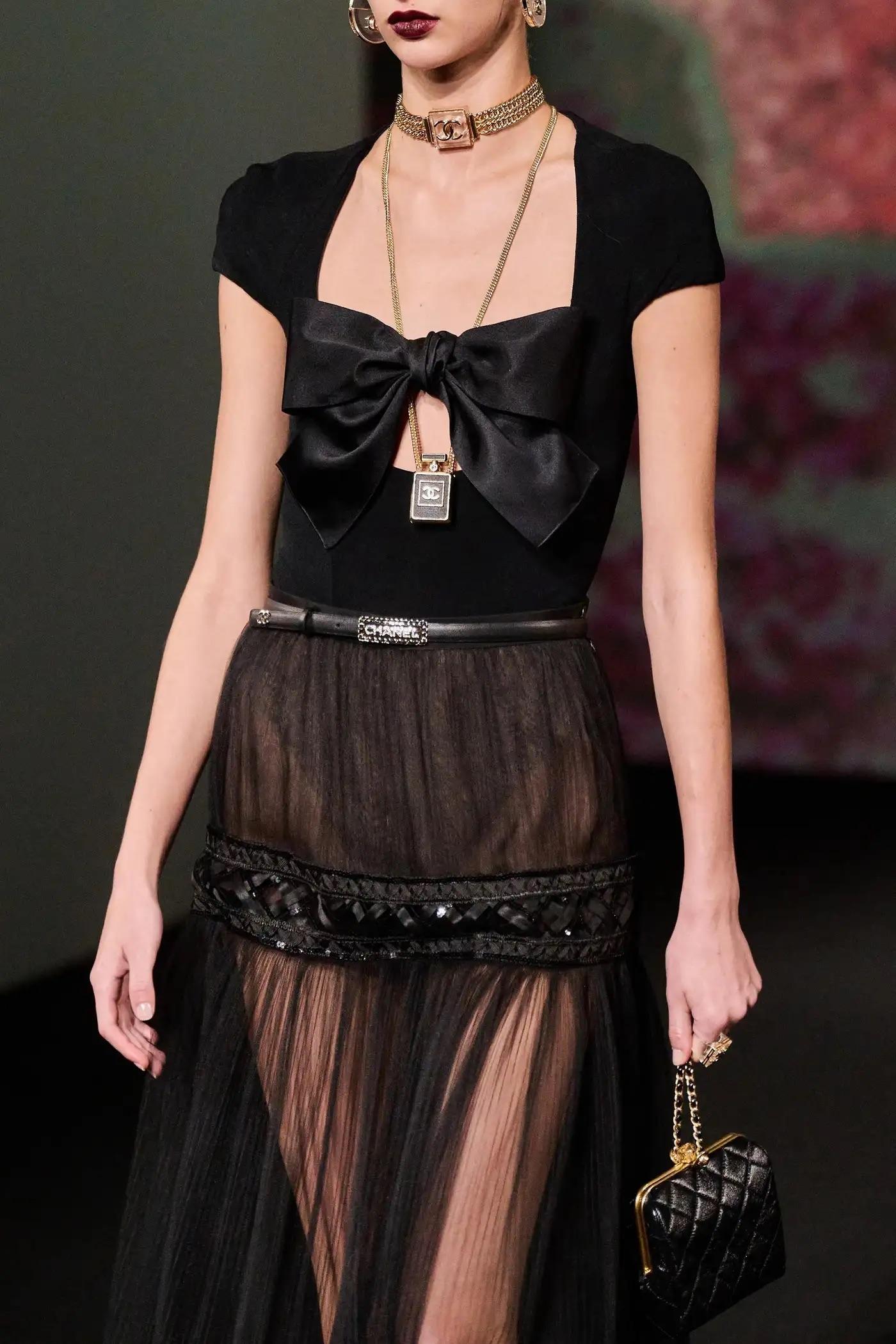 Nero Chanel P/E 2023 - Top Body CC 23S con fiocco in raso nero