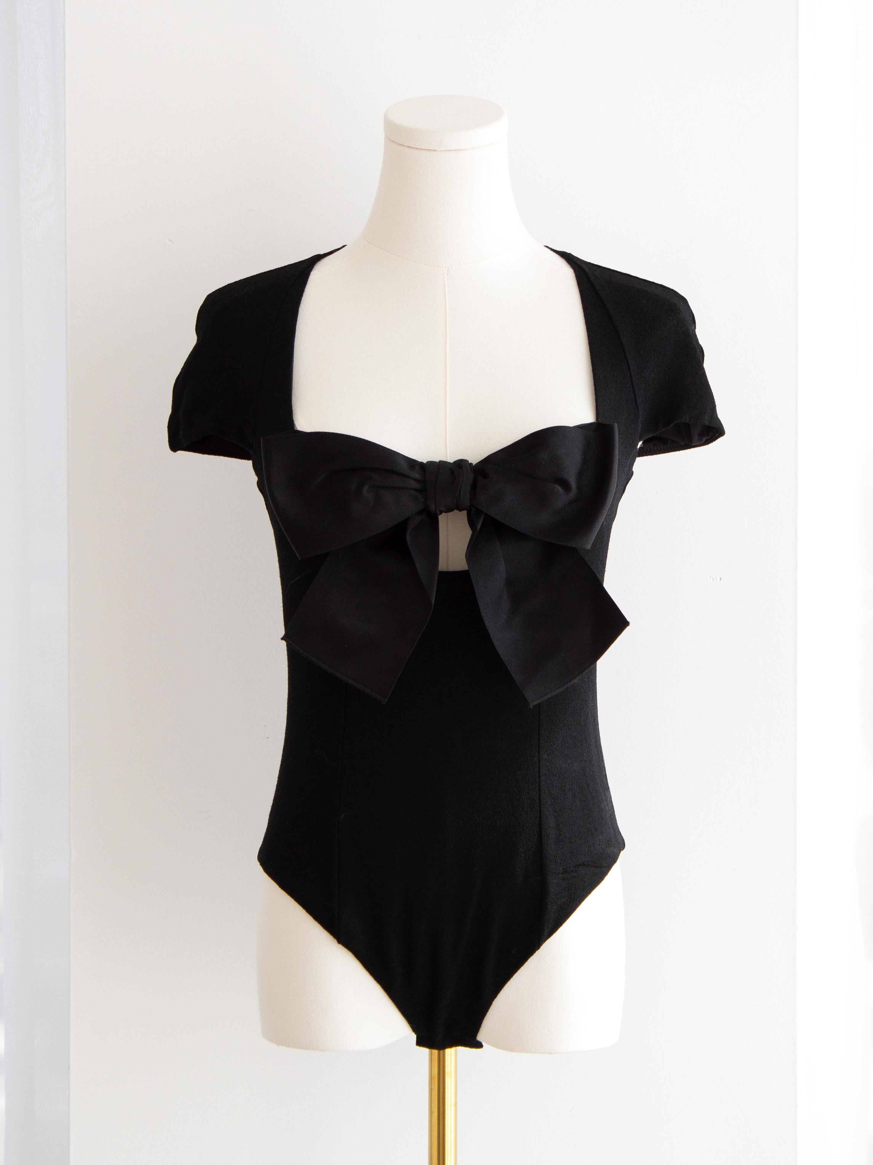 Chanel P/E 2023 - Top Body CC 23S con fiocco in raso nero 1