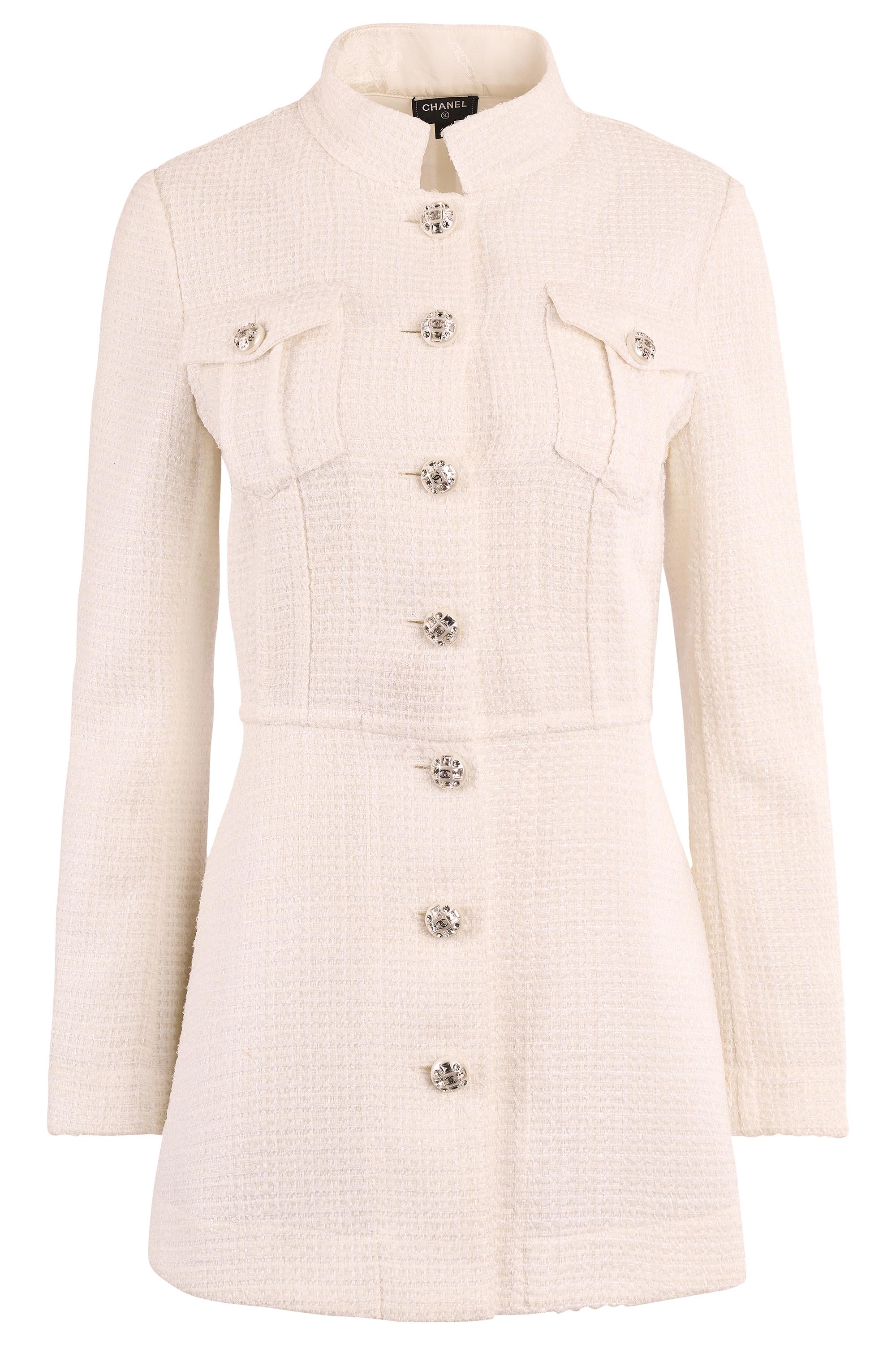 Giacca Chanel primavera/estate 2023 in tweed bianco. Caratterizzato da un nitido tweed bianco, il modello presenta una vestibilità sartoriale con un collo alto e una sottile modellatura in vita, per creare una linea elegante e allungata. I