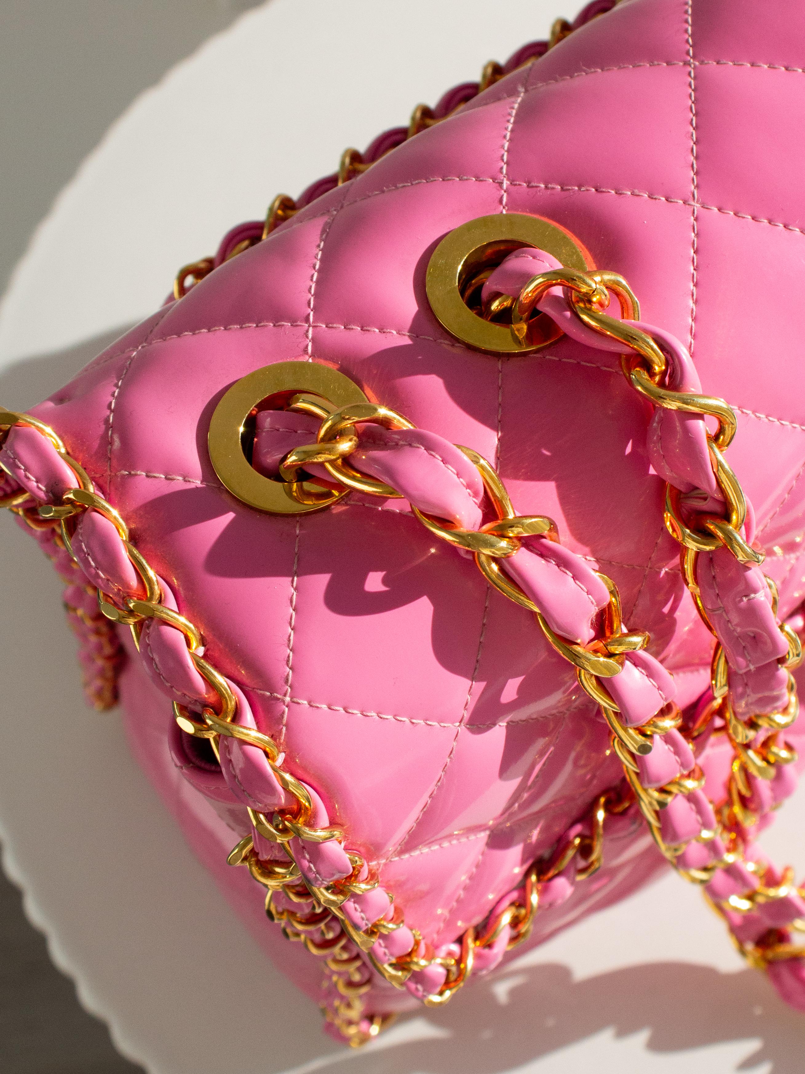 Sac Jumbo XL rose Barbie en cuir d'agneau verni avec chaîne dorée 24 carats, Chanel S/S1995 en vente 4