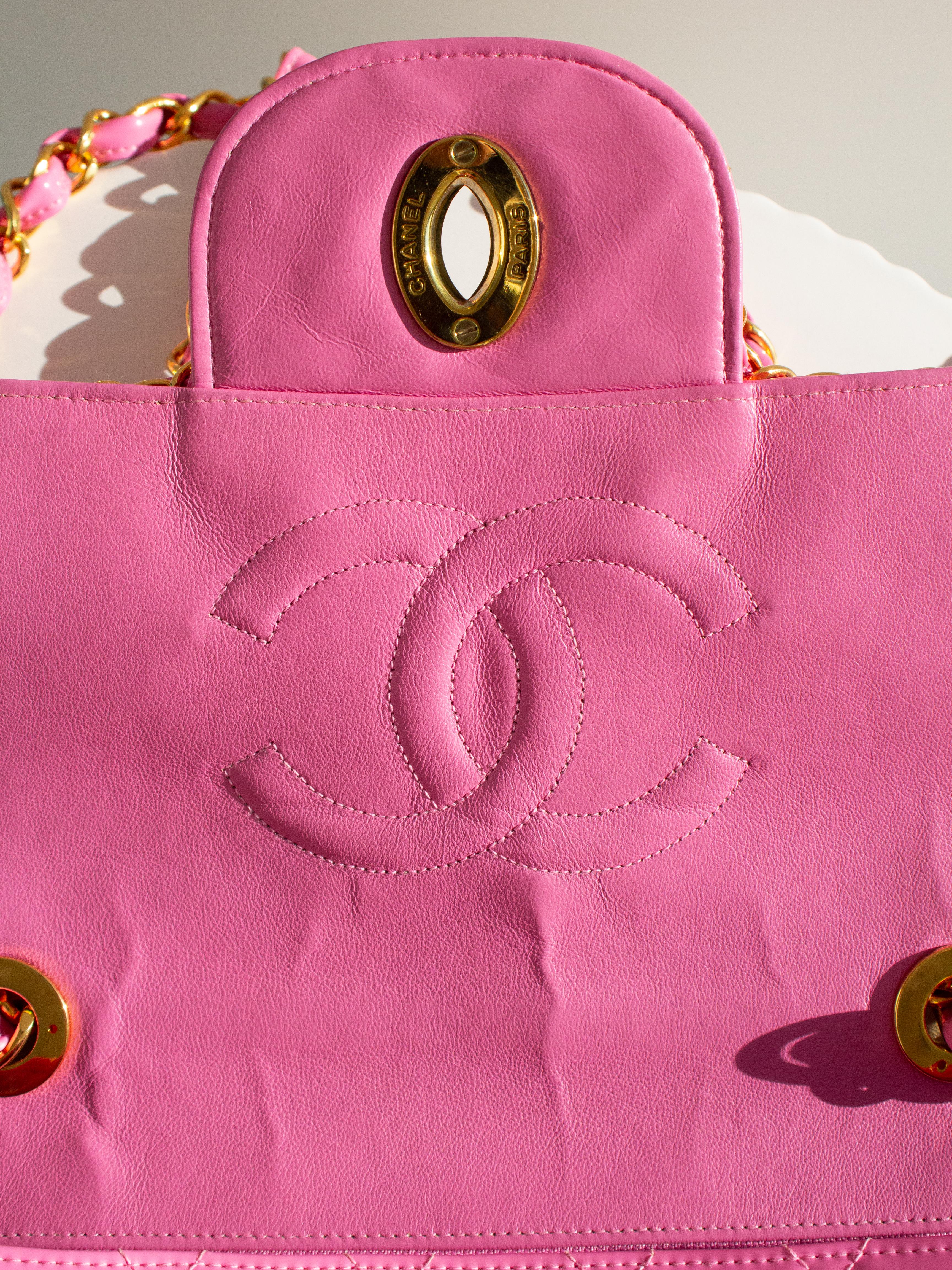 Sac Jumbo XL rose Barbie en cuir d'agneau verni avec chaîne dorée 24 carats, Chanel S/S1995 en vente 6