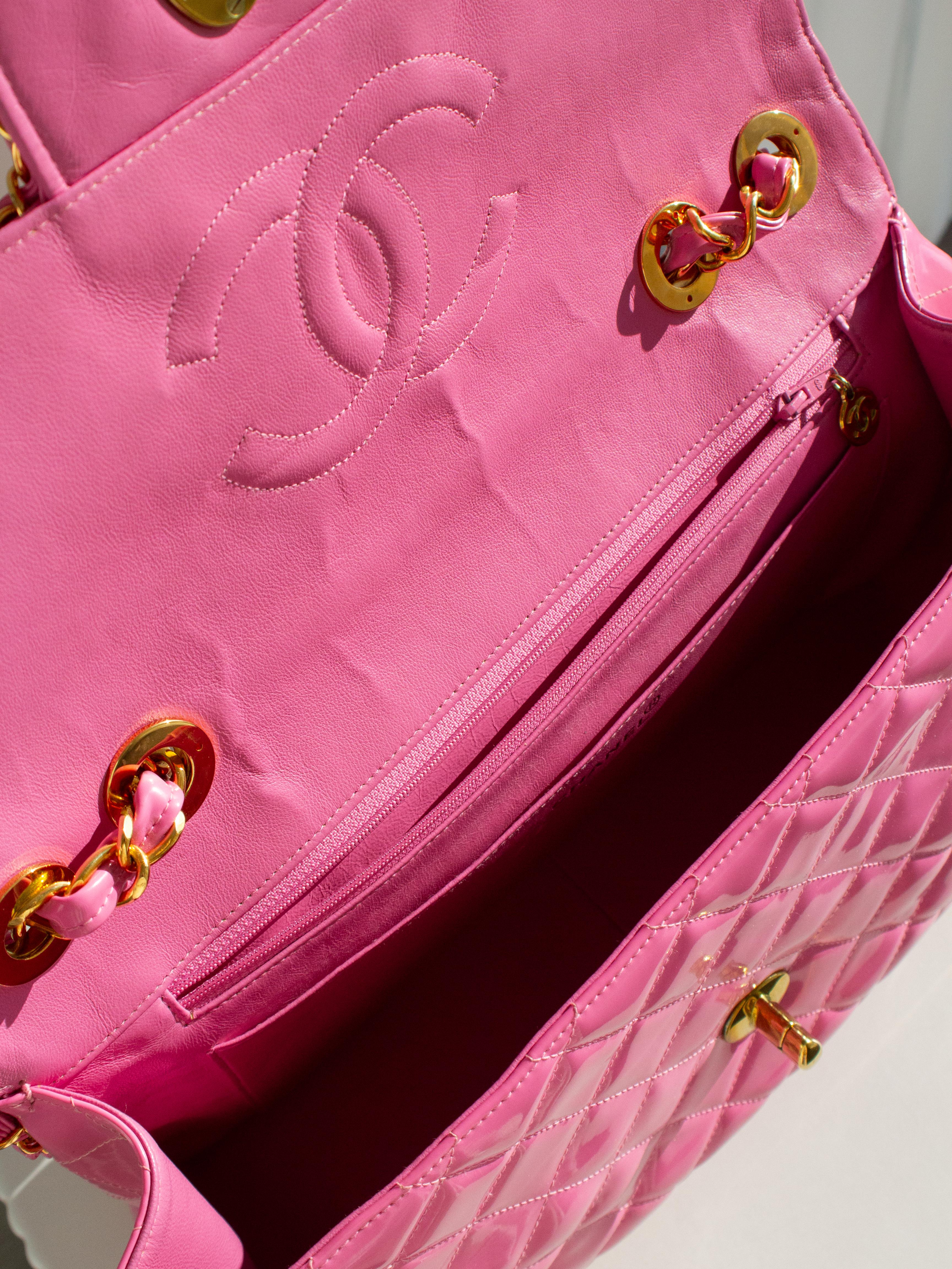 Sac Jumbo XL rose Barbie en cuir d'agneau verni avec chaîne dorée 24 carats, Chanel S/S1995 en vente 7