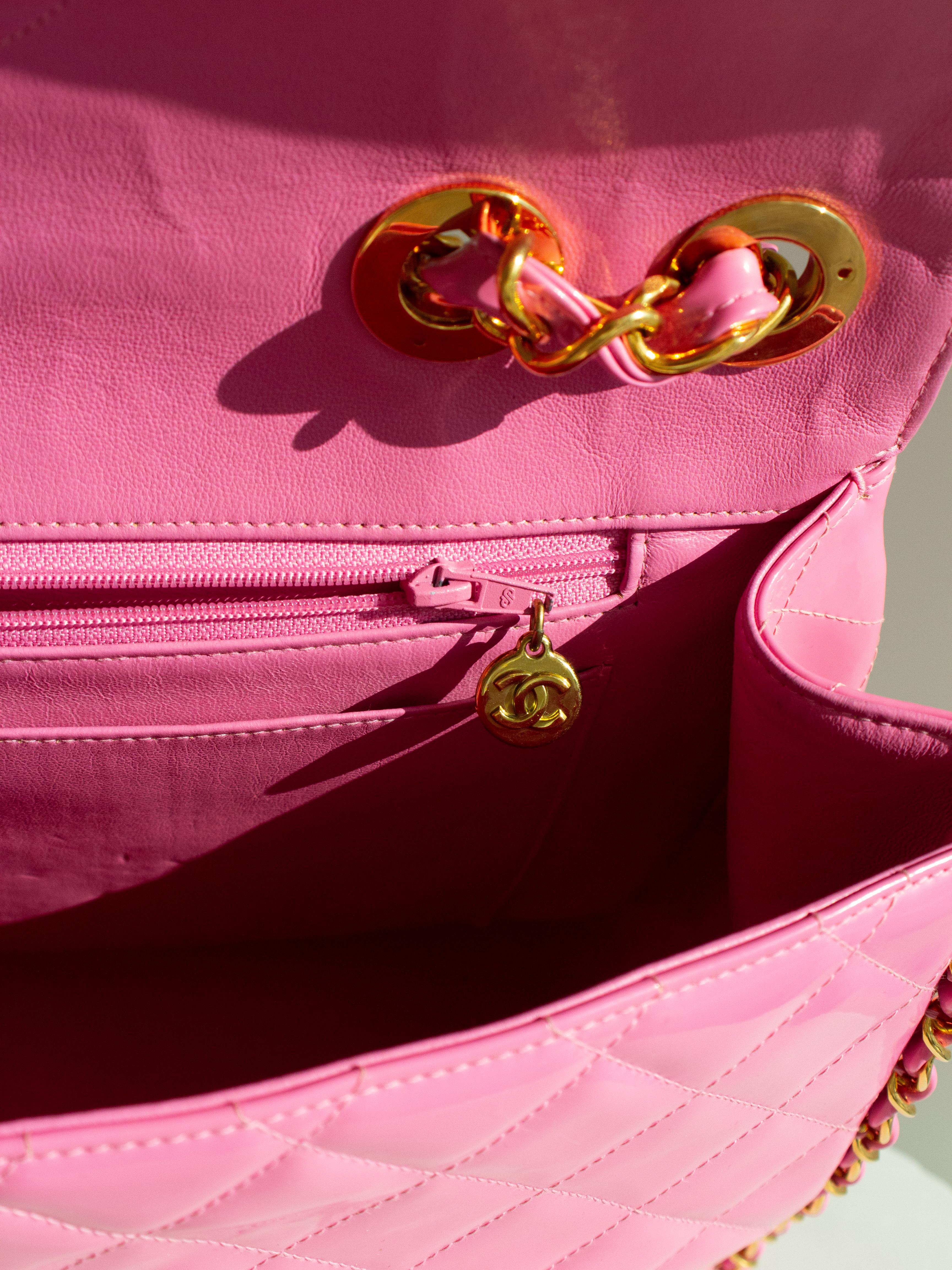 Sac Jumbo XL rose Barbie en cuir d'agneau verni avec chaîne dorée 24 carats, Chanel S/S1995 en vente 9