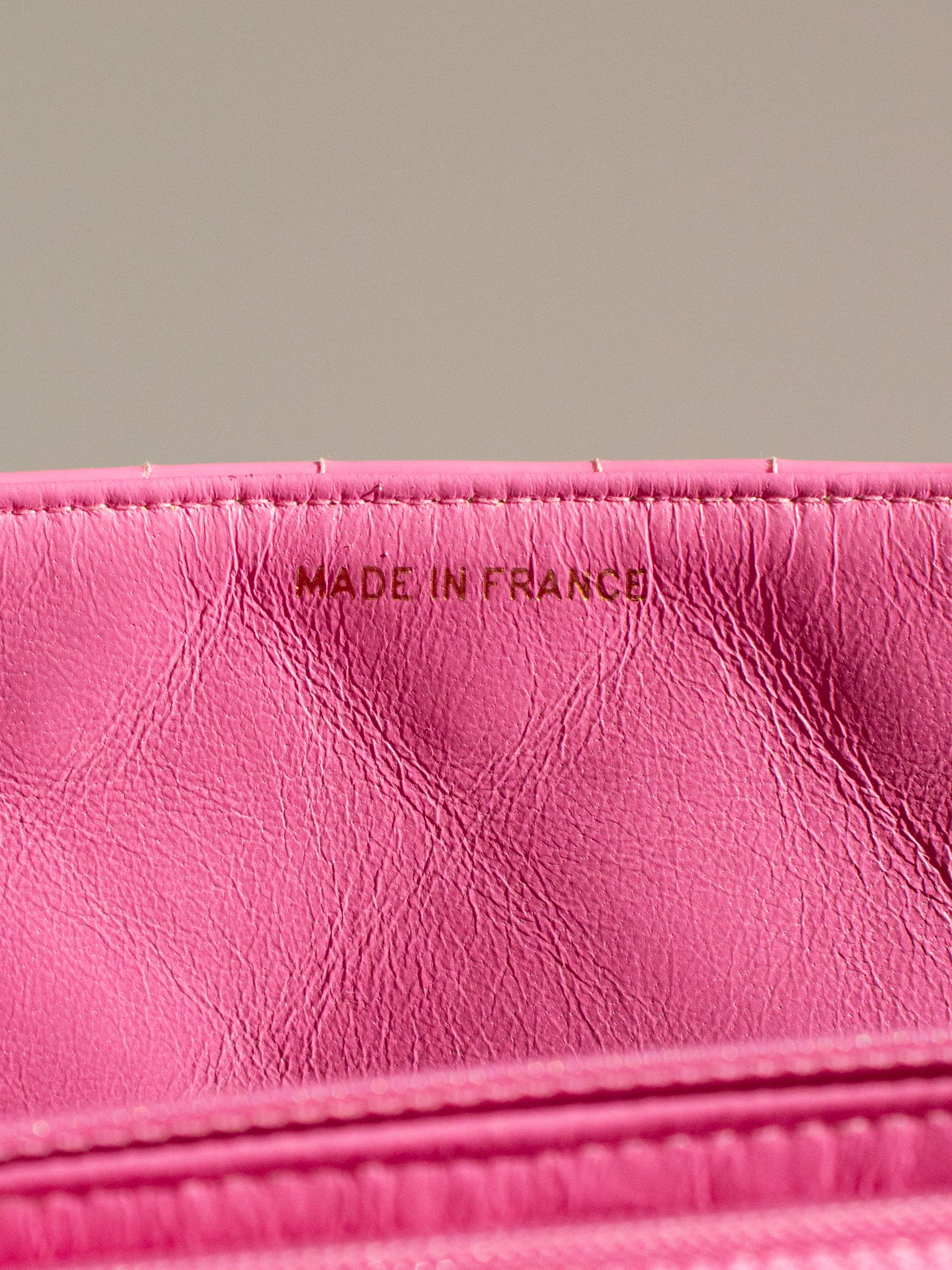 Sac Jumbo XL rose Barbie en cuir d'agneau verni avec chaîne dorée 24 carats, Chanel S/S1995 en vente 10
