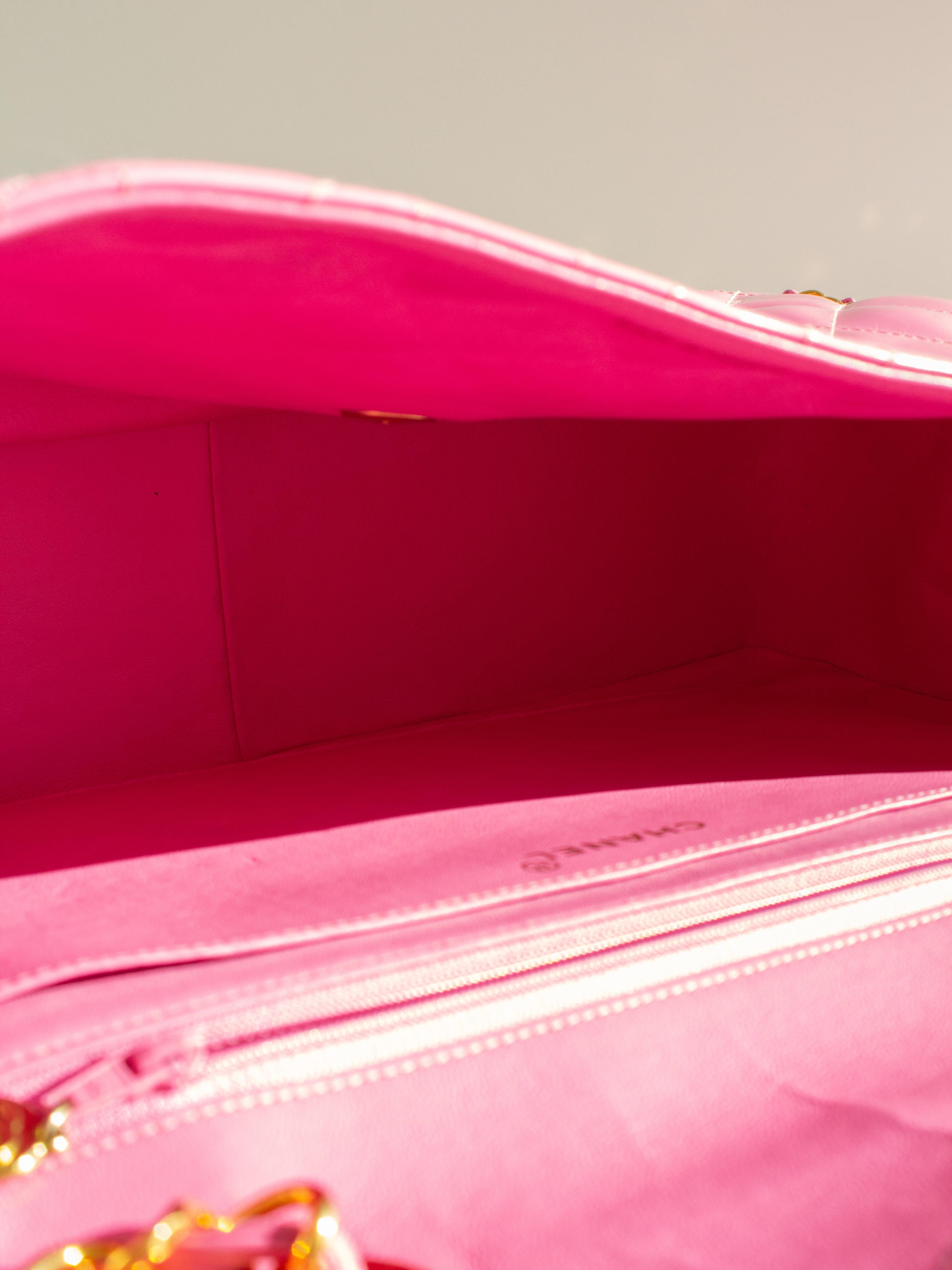 Sac Jumbo XL rose Barbie en cuir d'agneau verni avec chaîne dorée 24 carats, Chanel S/S1995 en vente 11