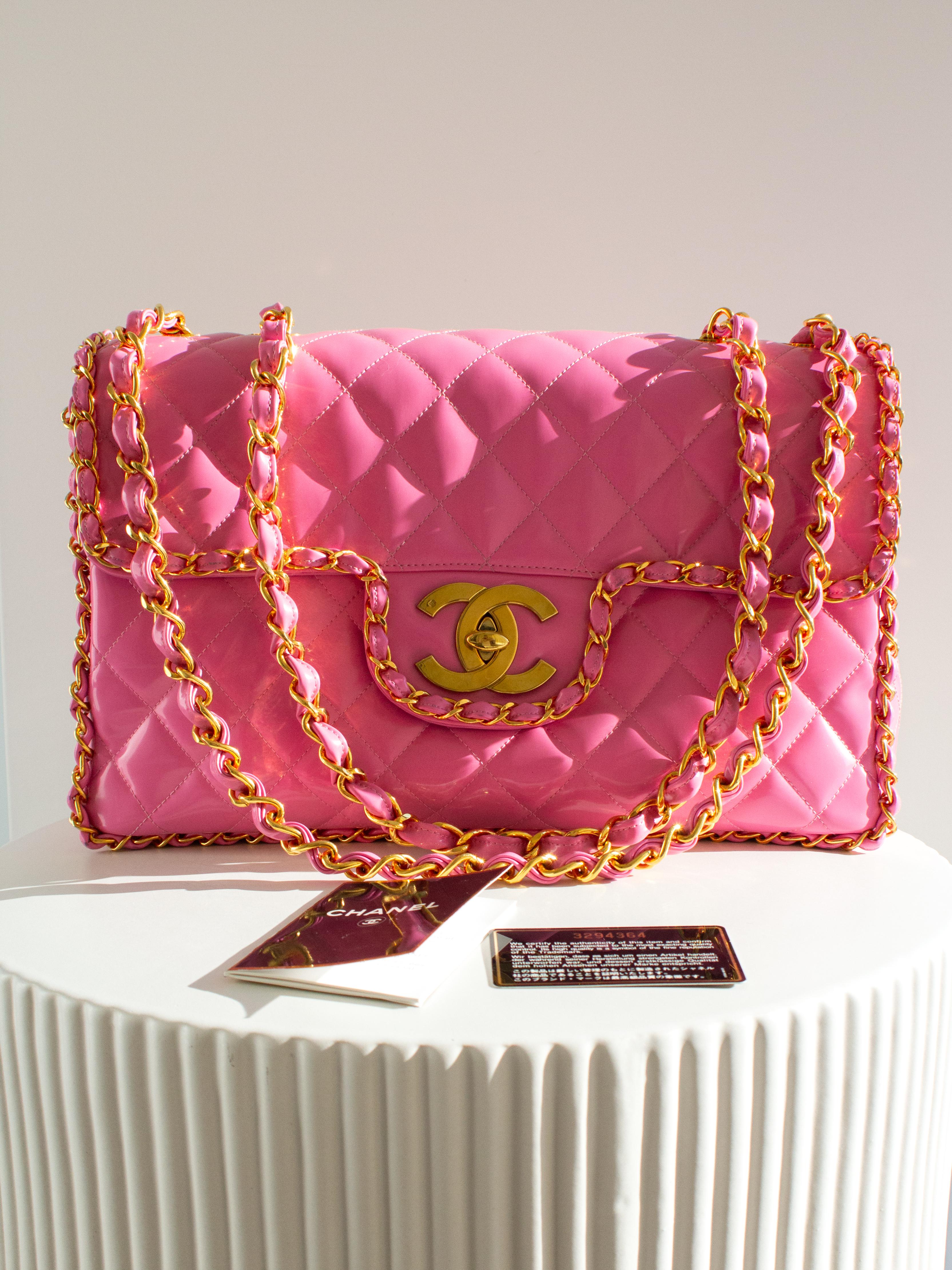 Sac Jumbo XL rose Barbie en cuir d'agneau verni avec chaîne dorée 24 carats, Chanel S/S1995 en vente 13