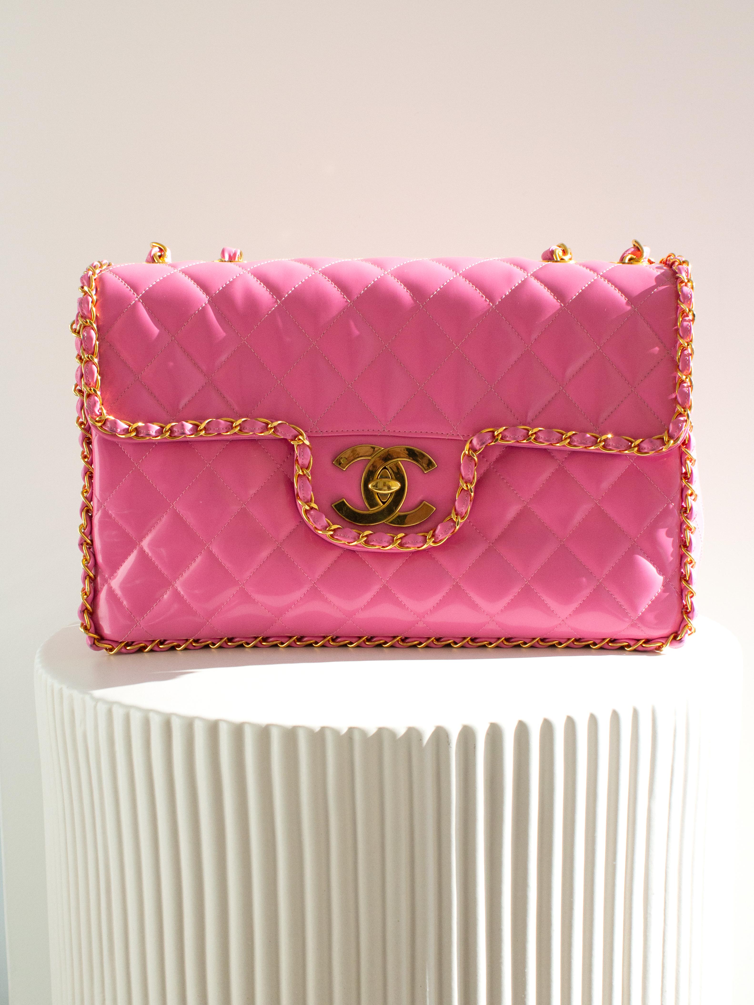 Sac Jumbo XL rose Barbie en cuir d'agneau verni avec chaîne dorée 24 carats, Chanel S/S1995 Pour femmes en vente