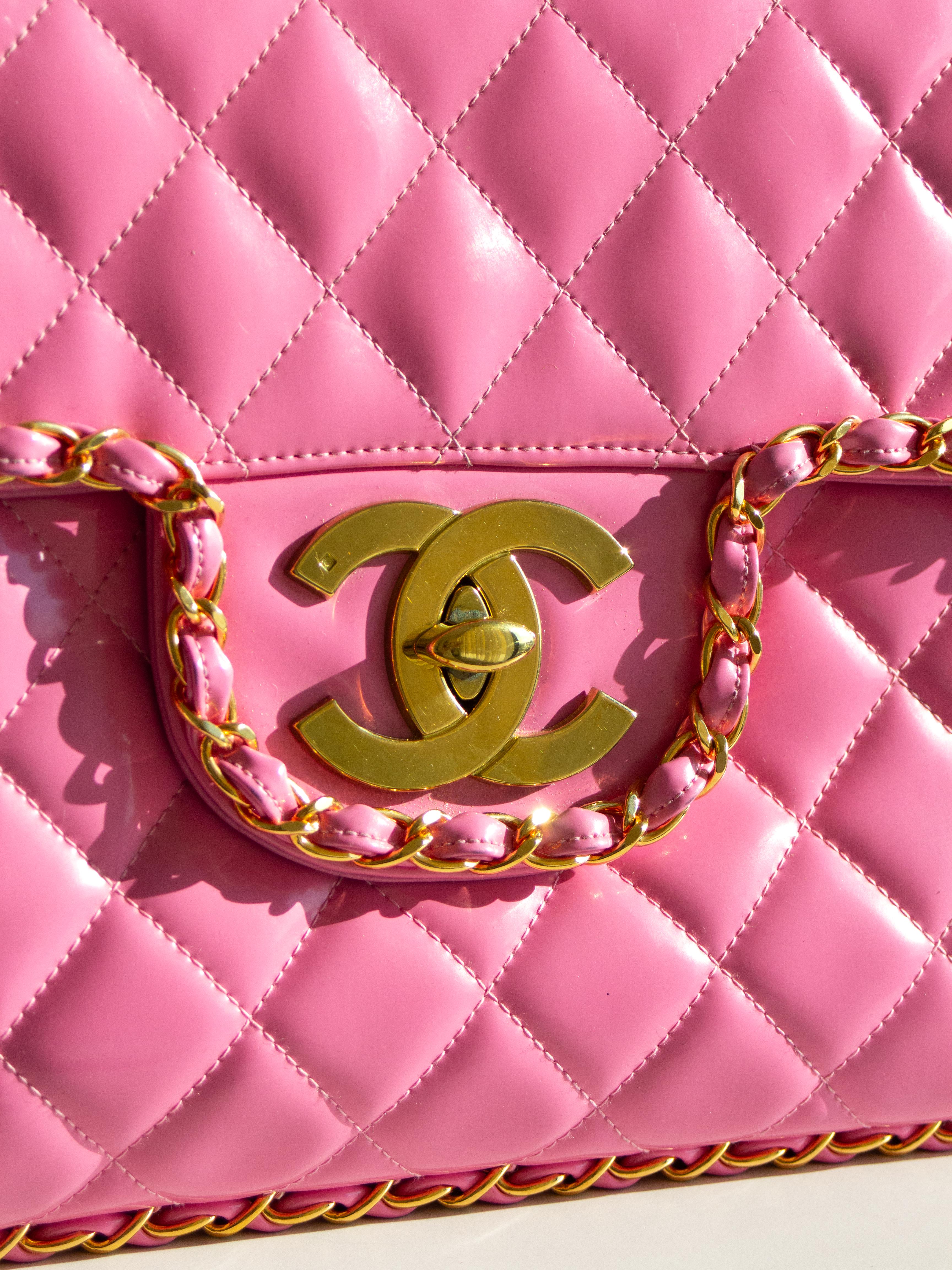 Sac Jumbo XL rose Barbie en cuir d'agneau verni avec chaîne dorée 24 carats, Chanel S/S1995 en vente 1