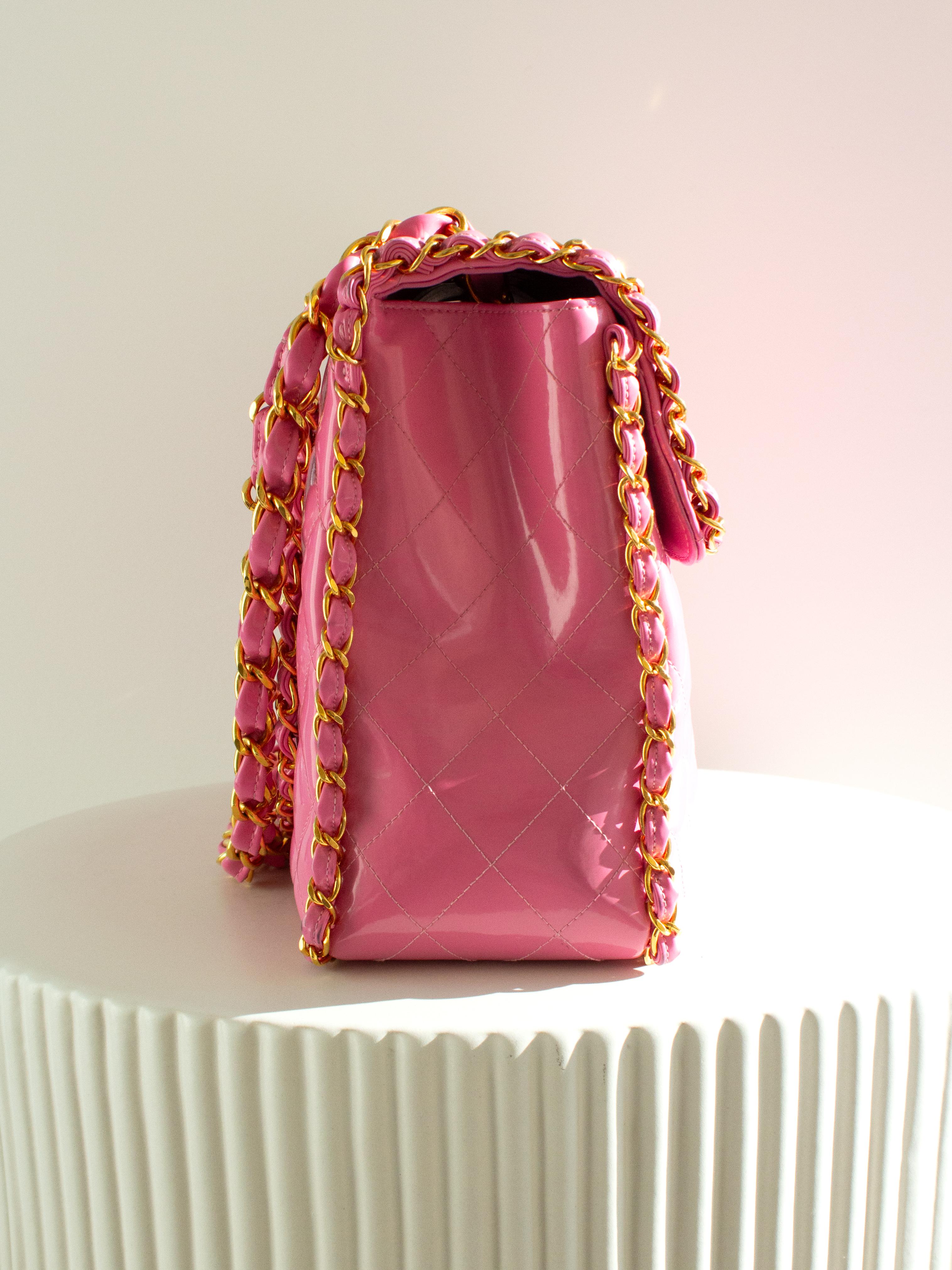 Sac Jumbo XL rose Barbie en cuir d'agneau verni avec chaîne dorée 24 carats, Chanel S/S1995 en vente 2