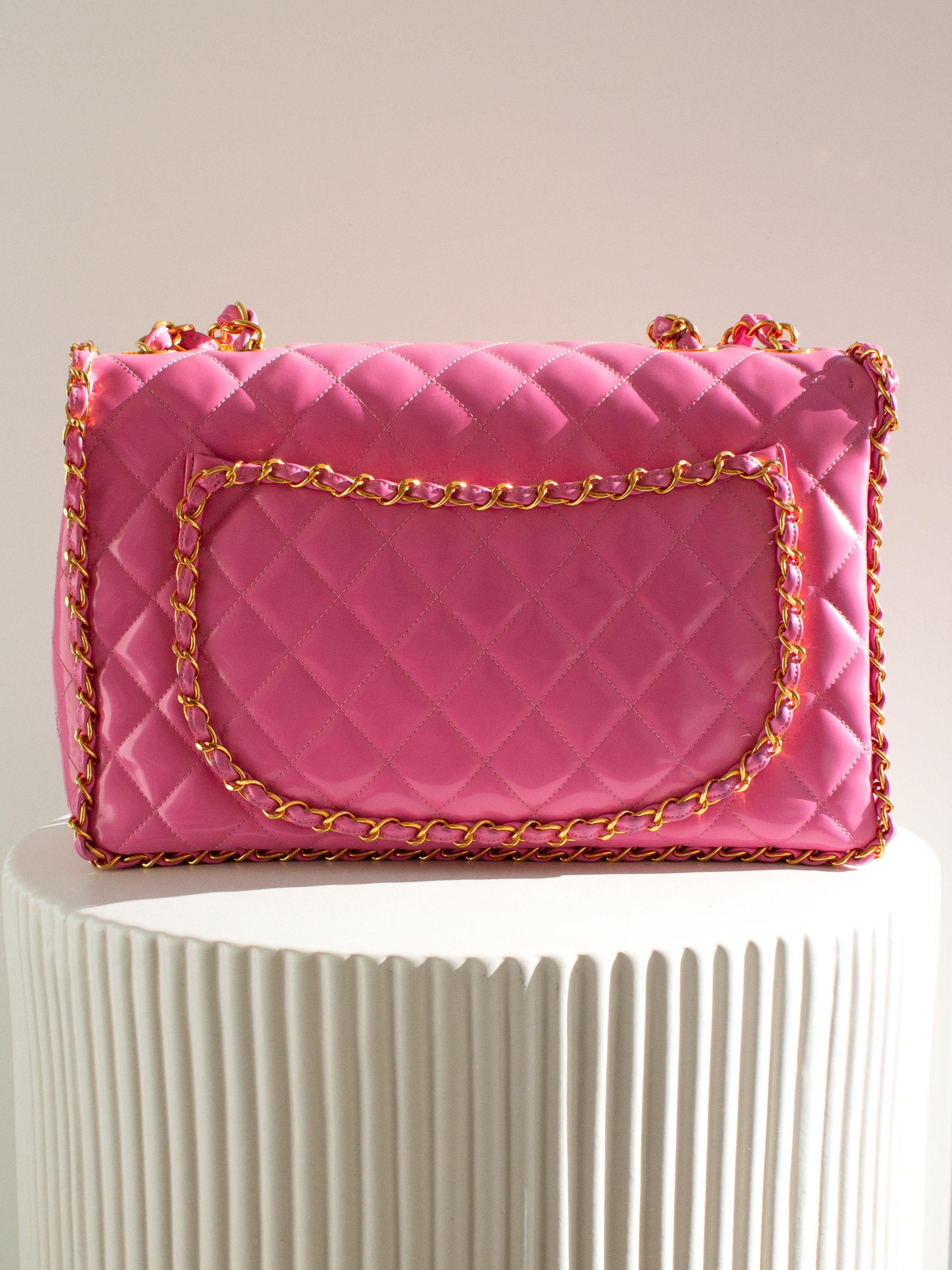 Sac Jumbo XL rose Barbie en cuir d'agneau verni avec chaîne dorée 24 carats, Chanel S/S1995 en vente 3