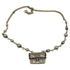 Collana Chanel S24 CF Bag con ciondolo di perle e girocollo