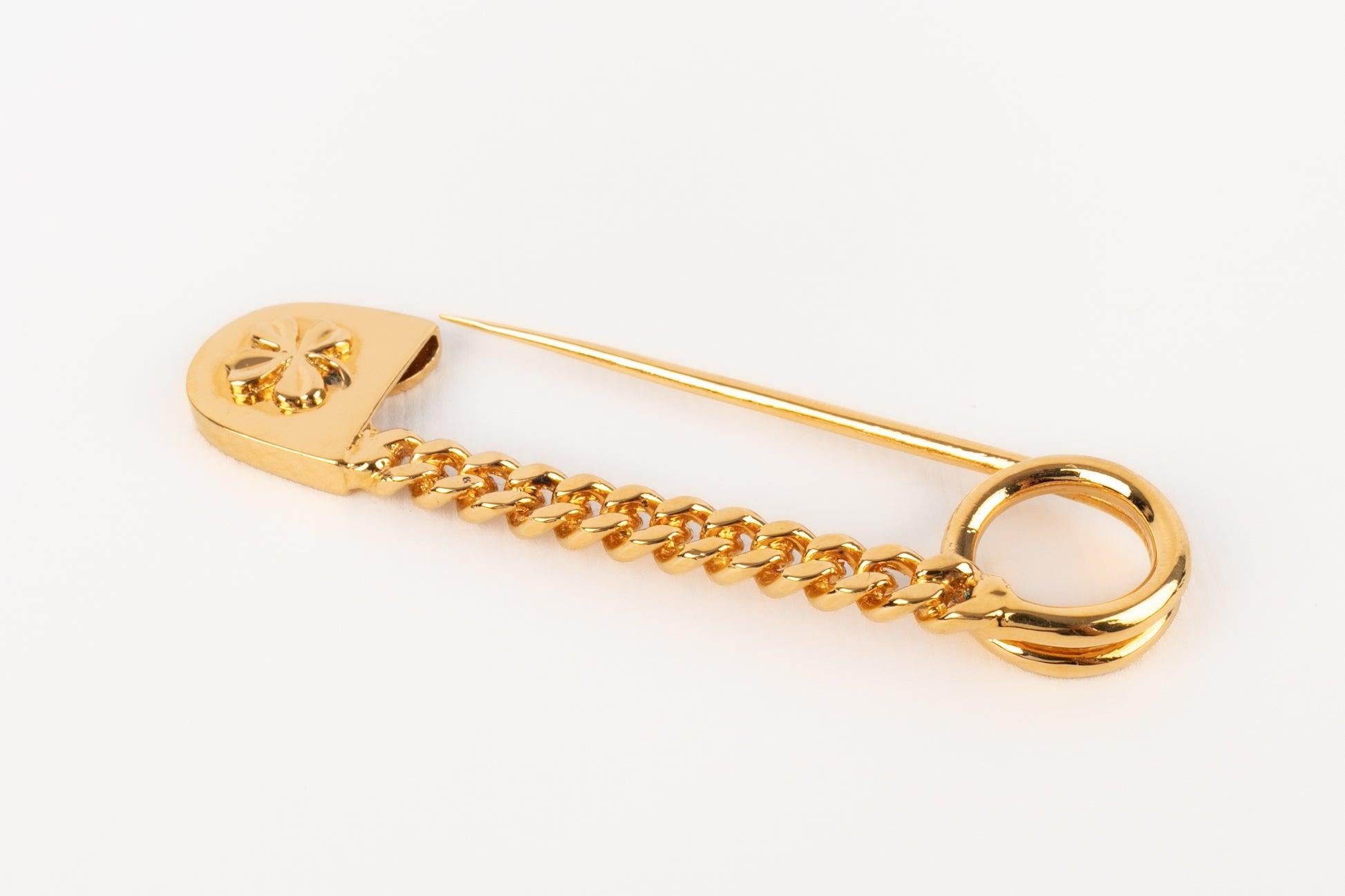 Chanel - Golden metal brooch shaped as a safety pin. A Haute Couture Collection.

Additional information:
Condition: Very good condition
Dimensions: Length: 8.5 cm

Seller Reference: BRB95