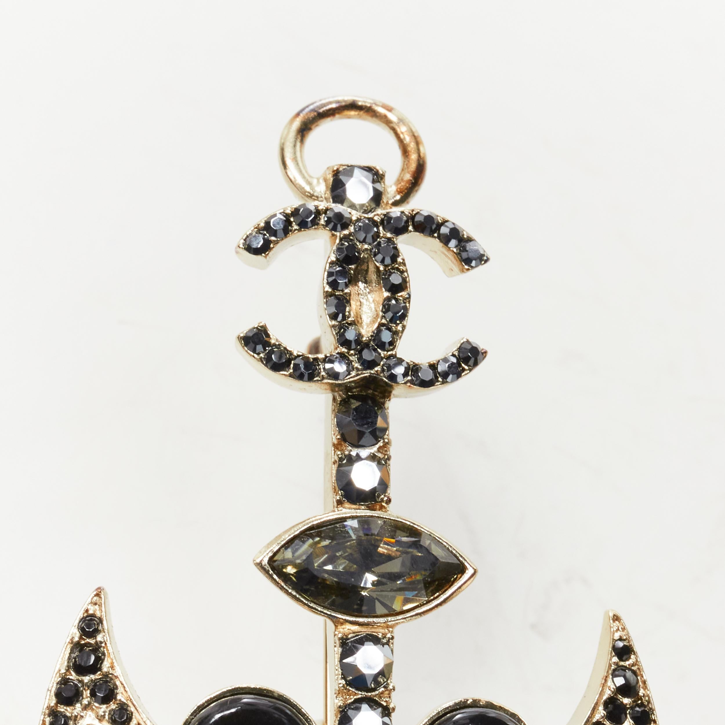 CHANEL Sailor Anchor navy black crystal rhinestone CC pin brooch
Brand: Chanel
Designer: Karl Lagerfeld
Material: Metal
Color: Navy
Pattern: Solid
Closure: Pin
Extra Detail: With hoop at top can be worn as pendant.
Made in: