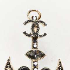 CHANEL Seemanns Anker-Brosche mit marineblauem schwarzem Kristall-Strass CC
