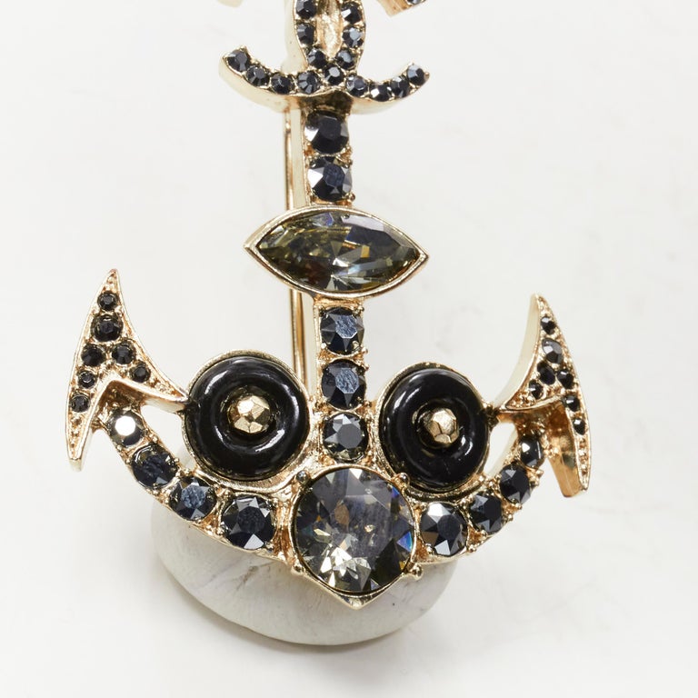 CHANEL Broche Sailor Anchor en cristal noir marine avec strass CC En vente  sur 1stDibs