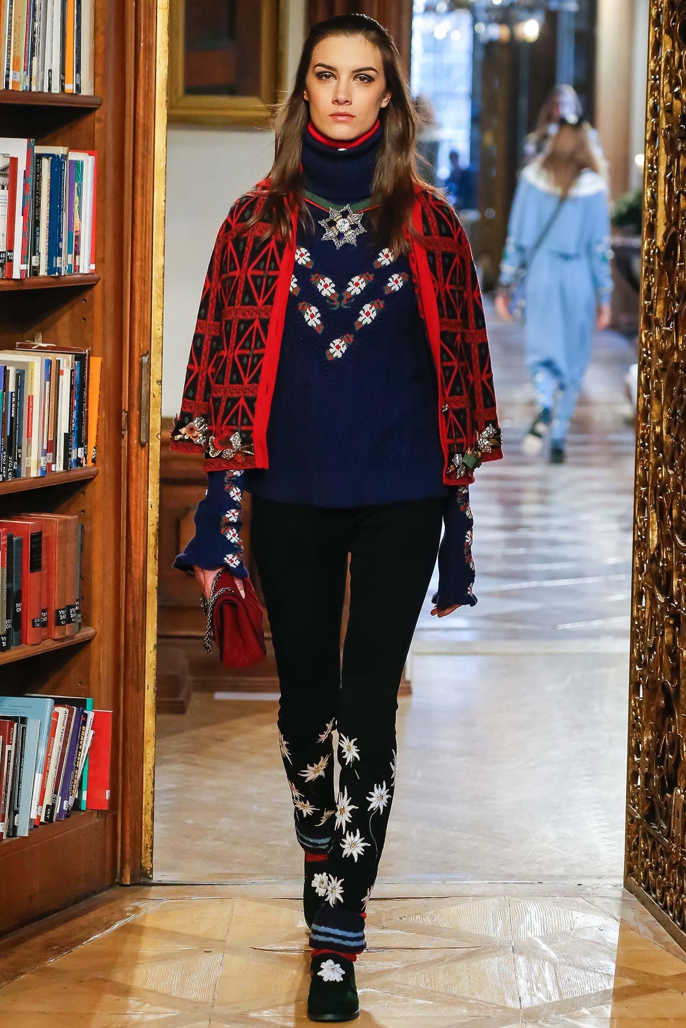 New stunning Chanel cashmere cardi jacket from Runway of Paris / SALZBURG Metiers d'Art Collection 2015 Pre-Fall.
Retail price ca. 4,700$
- Made of 100% pure cashmere with alpine intarsia motif
- CC logo magnifique jewel buttons: allusion to
