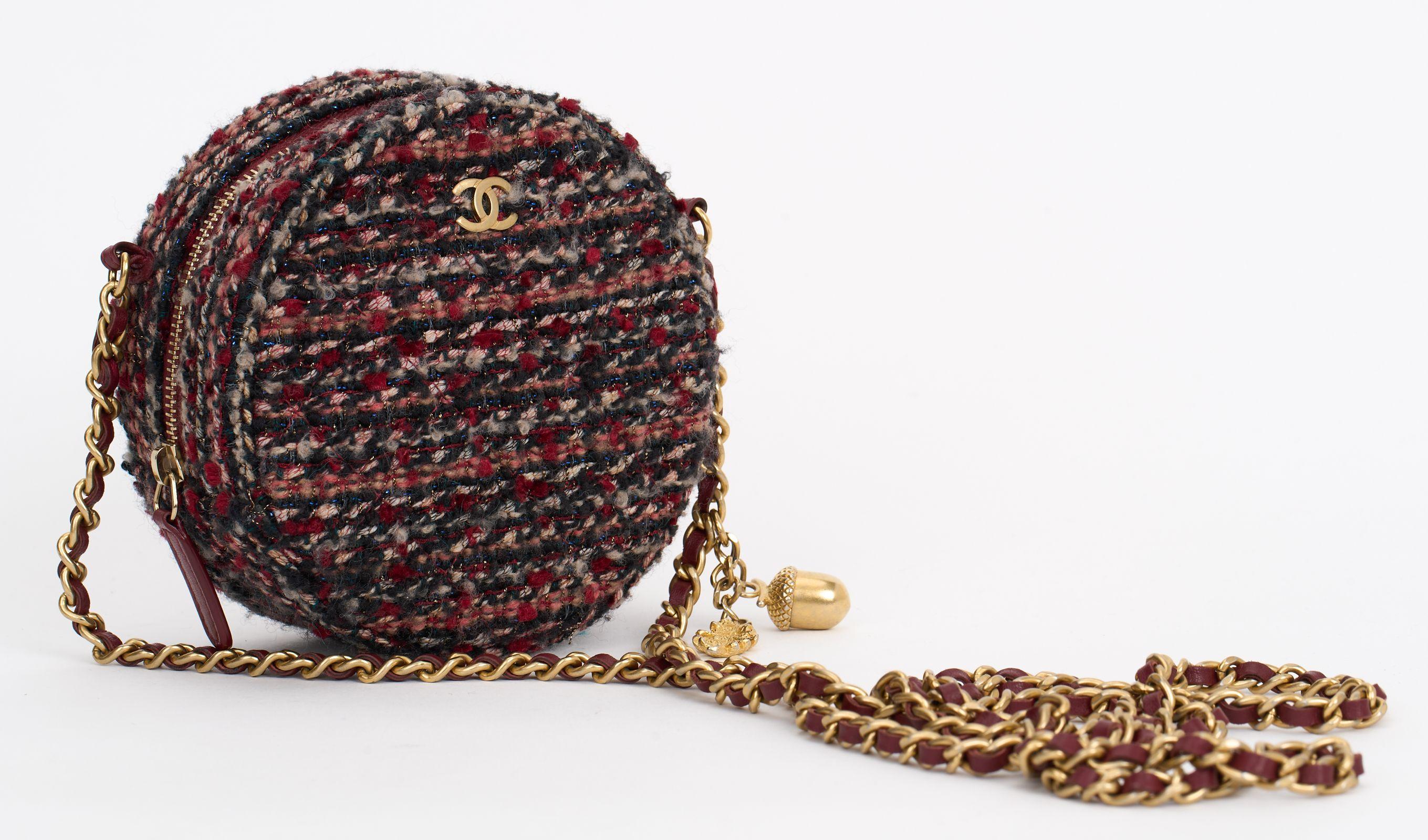 This Chanel Crossbody by Karl Lagerfeld features a tweed pattern, gold-tone hardware, a single shoulder strap, and a zip closure. Dust Cover and ID card included. First Two Numbers of Hologram - 26
Strap Drop - 27