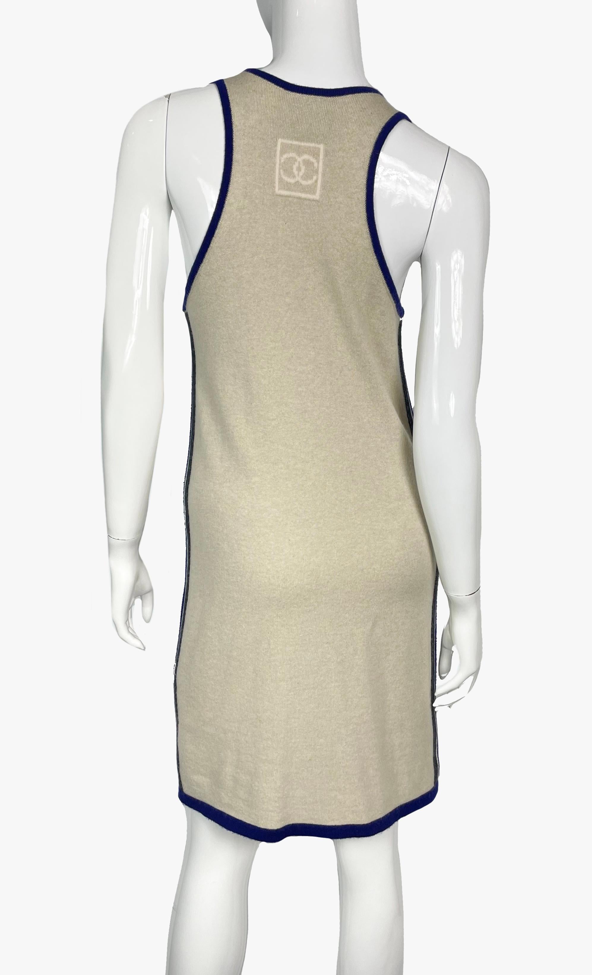 Chanel sand cashmere tank kangaroo pocket dress with blue piping, 2010s In Good Condition For Sale In New York, NY
