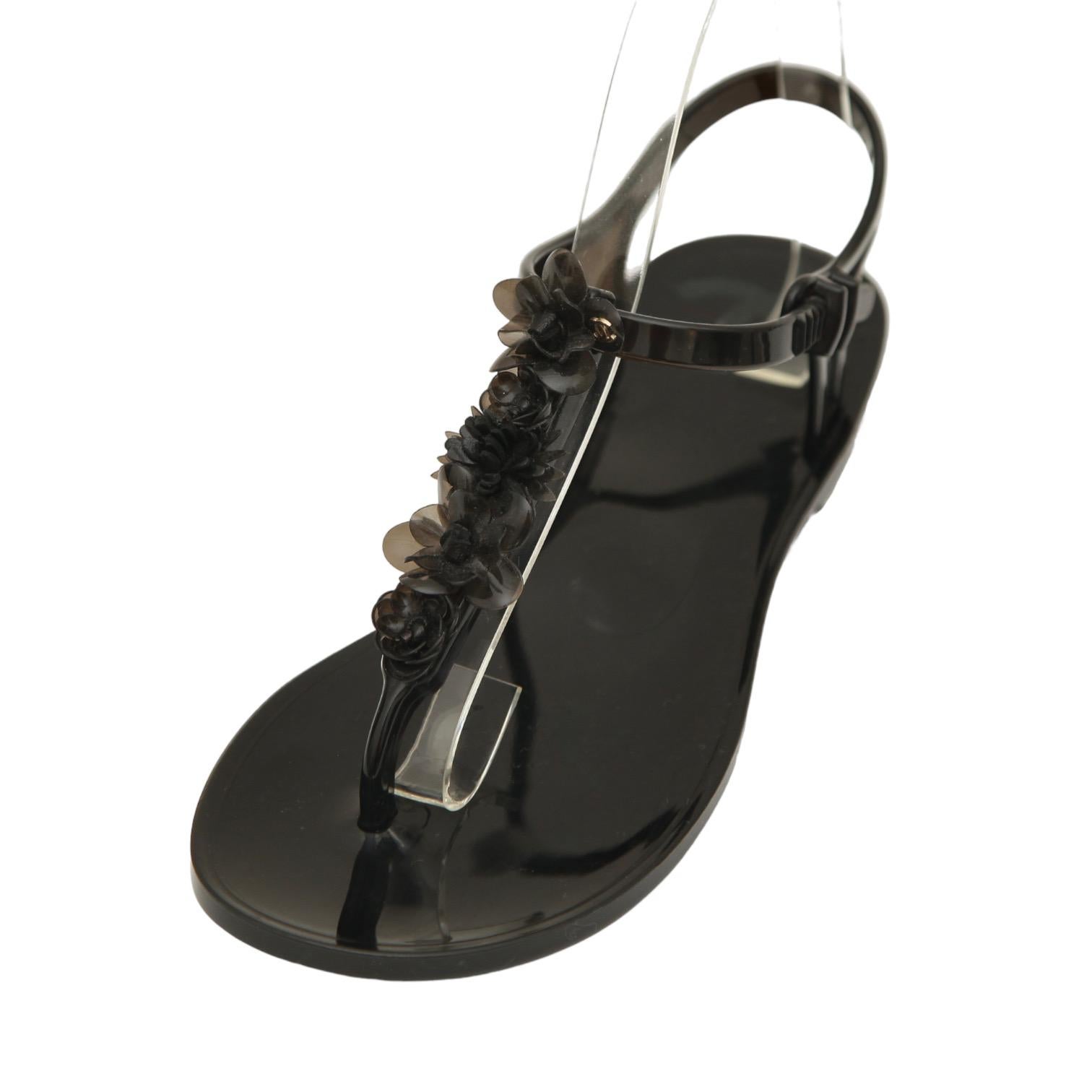 CHANEL Sandal Camellia Jelly Black Thong Rubber Gold CC Leather Sz 38 2016 In Good Condition For Sale In Hollywood, FL