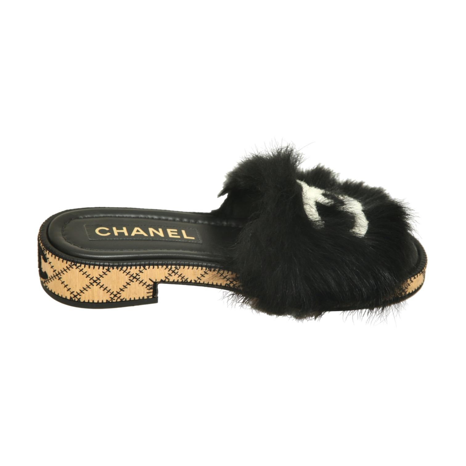 GUARANTEED AUTHENTIC CHANEL 2022 BLACK FUR/SHEARLING SLIDES


Design:
- Black fur uppers with white shearling CC logo.
- Cork quilted design platform/heel.
- Slip on.
- Leather insole outsole.
- CC logo at back of heel.
- Comes with dust bag.

Size: