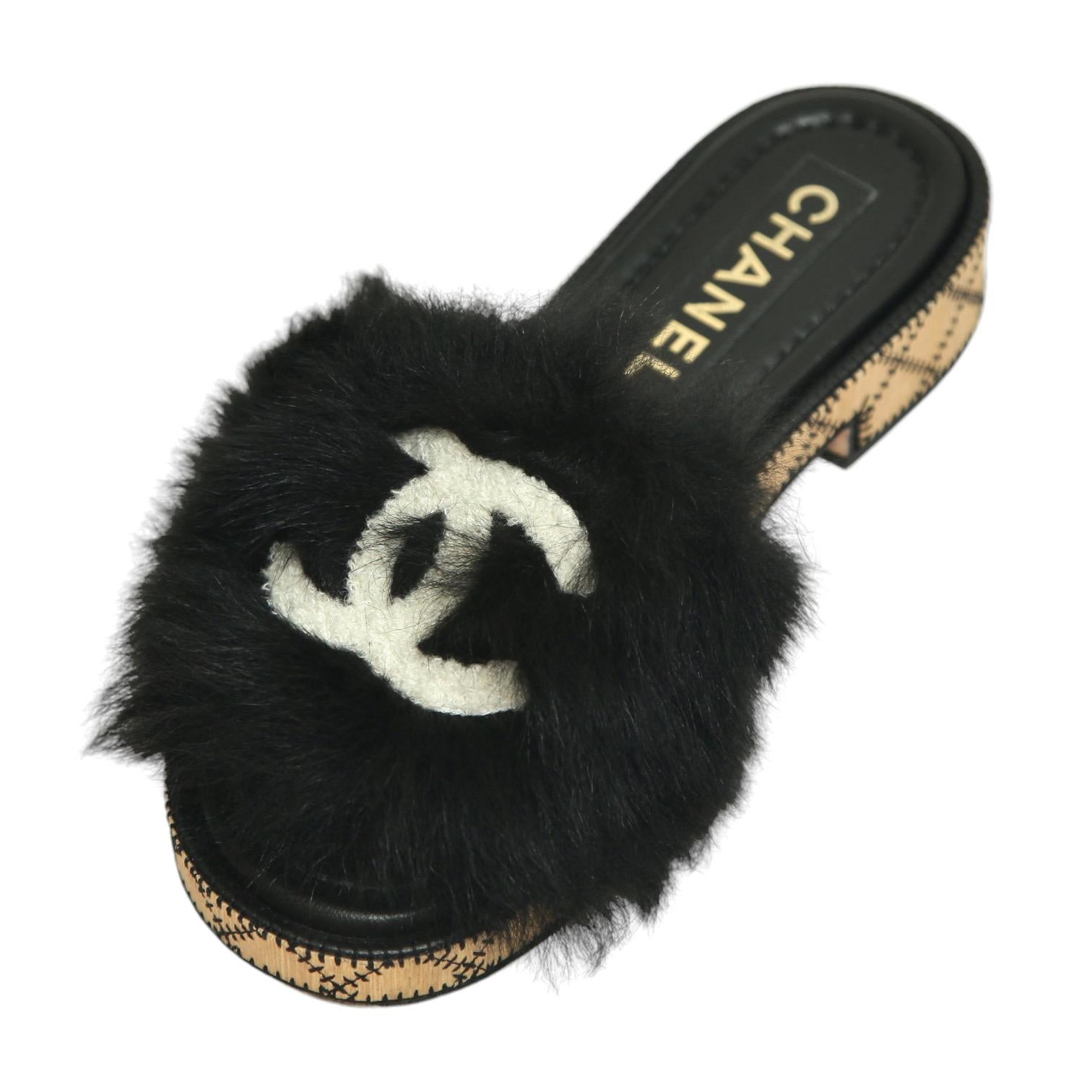 CHANEL Sandal Slide Mule Fur Black CC White Shearling Quilted Cork 38 2022 In Good Condition In Hollywood, FL