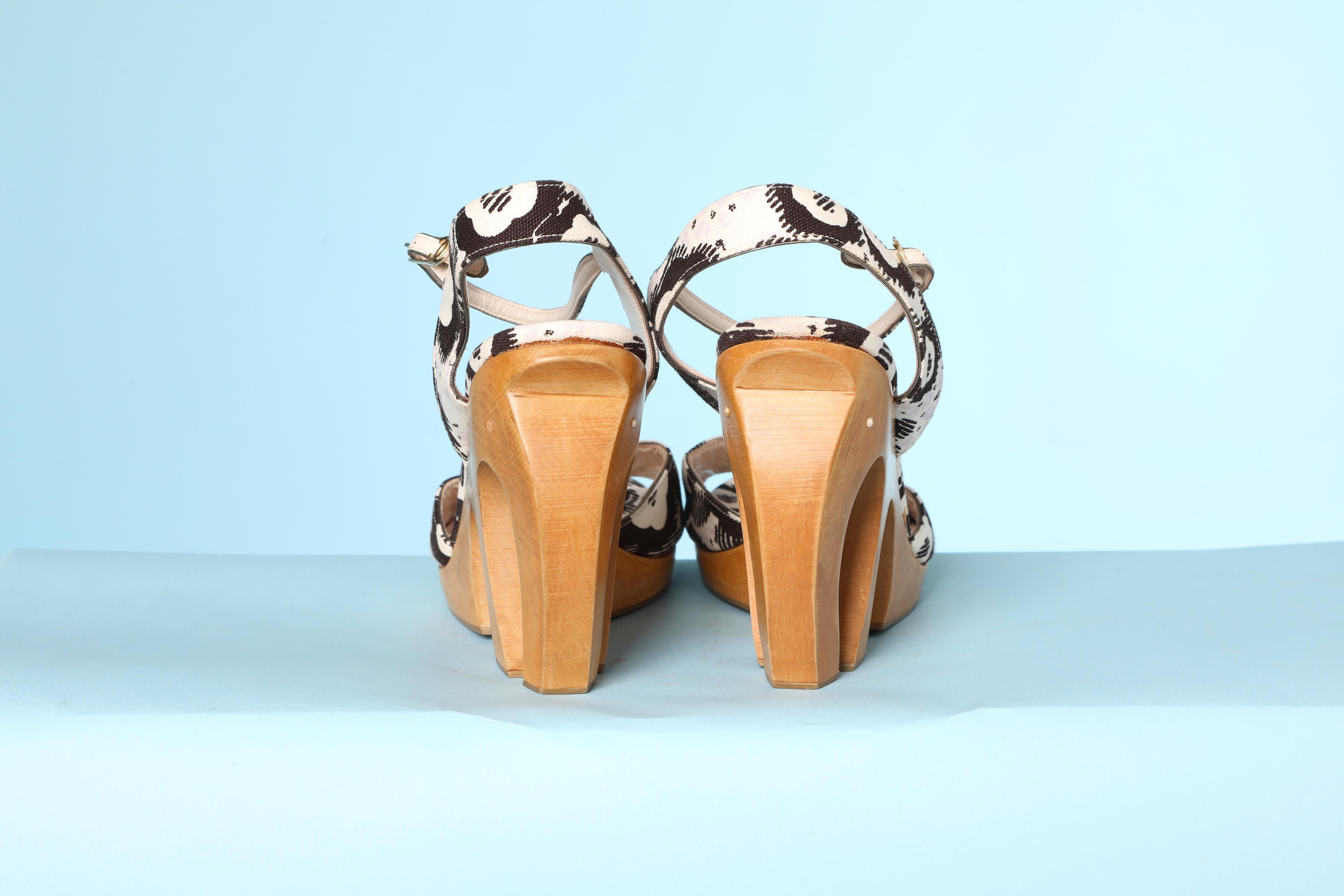 Beige Chanel sandal with printed fabric and carved wood heels  For Sale
