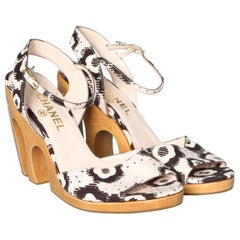 Sandalo Chanel con tessuto stampato e tacco in Wood intagliato