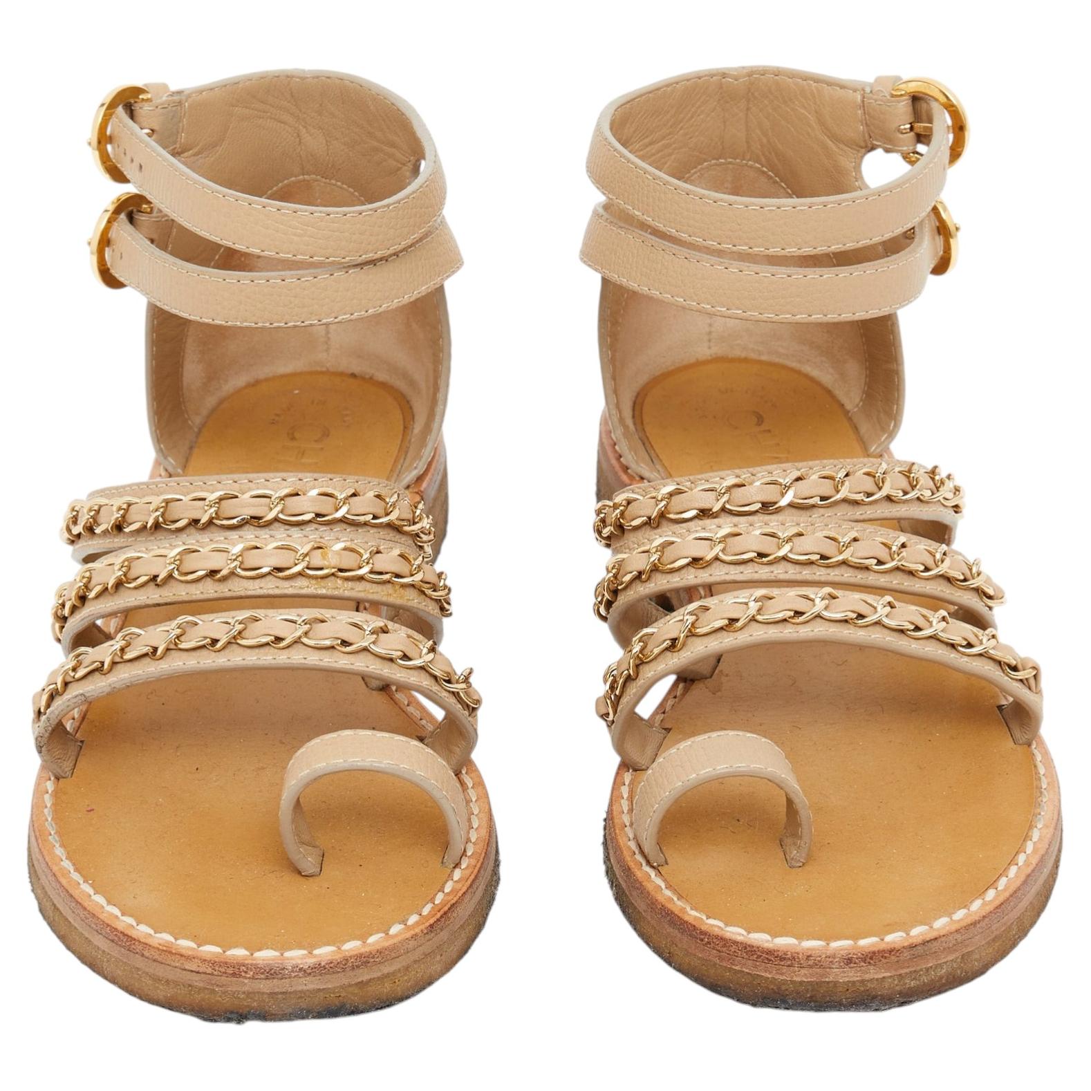 Sandales Chanel FR36,5 en cuir beige avec chaînes, sandales classiques plates, UK4 US6, dans leur boîte d'origine