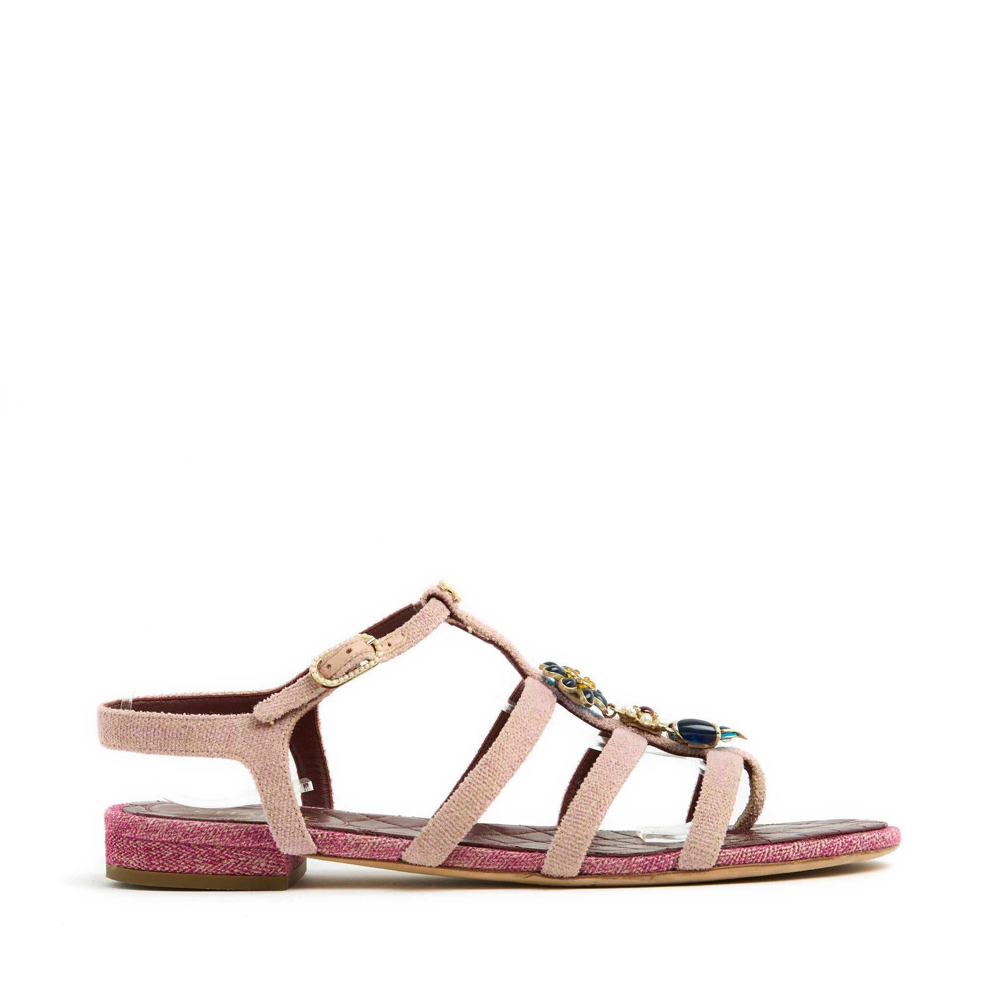 Chanel sandals in pale pink fabric with thin straps adorned with a CC logo inlaid with mini fancy pearls and a floral pattern in glass paste or multi-colored resin and fancy pearls, pin buckle closure also encrusted with micro pearls. Size EU38.5 on