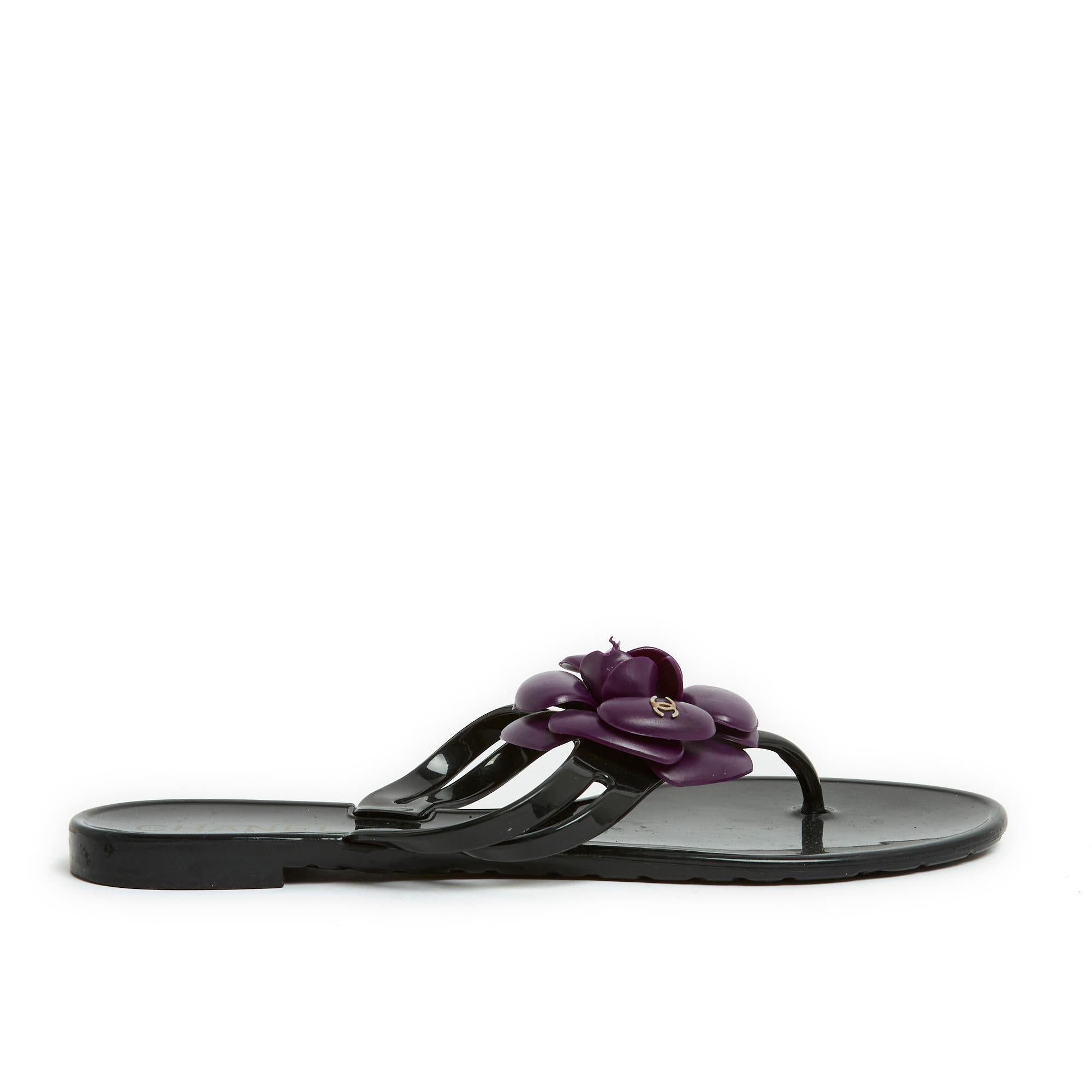 Chanel flip-flop sandals, Camélia model, in shiny black plastic and camellia in dark purple matte plastic decorated with a small CC logo in gold metal, 