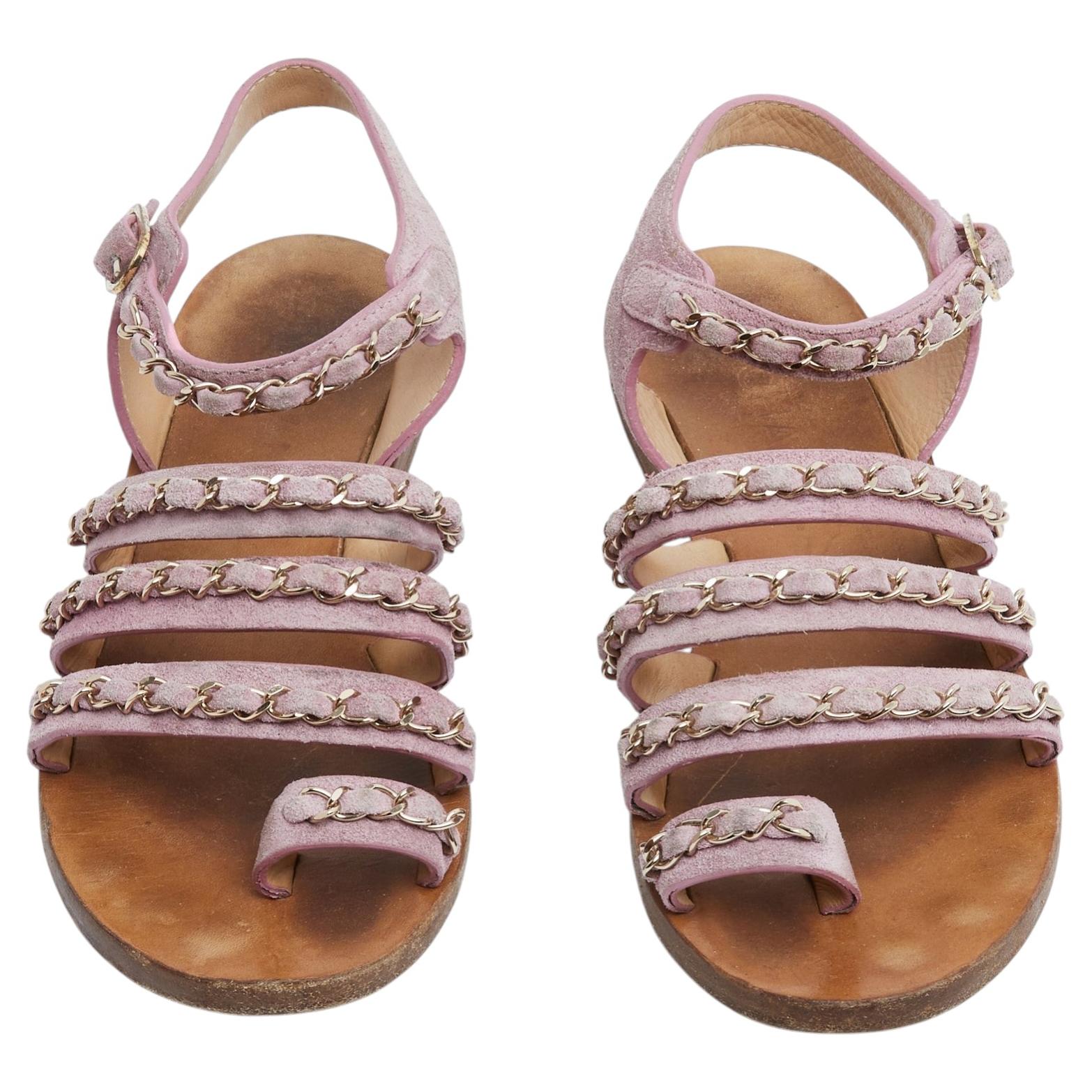 Sandales Chanel Timeless FR37 en daim rose avec chaînes dorées, à talons plats, taille UK4 / US6,5 en vente