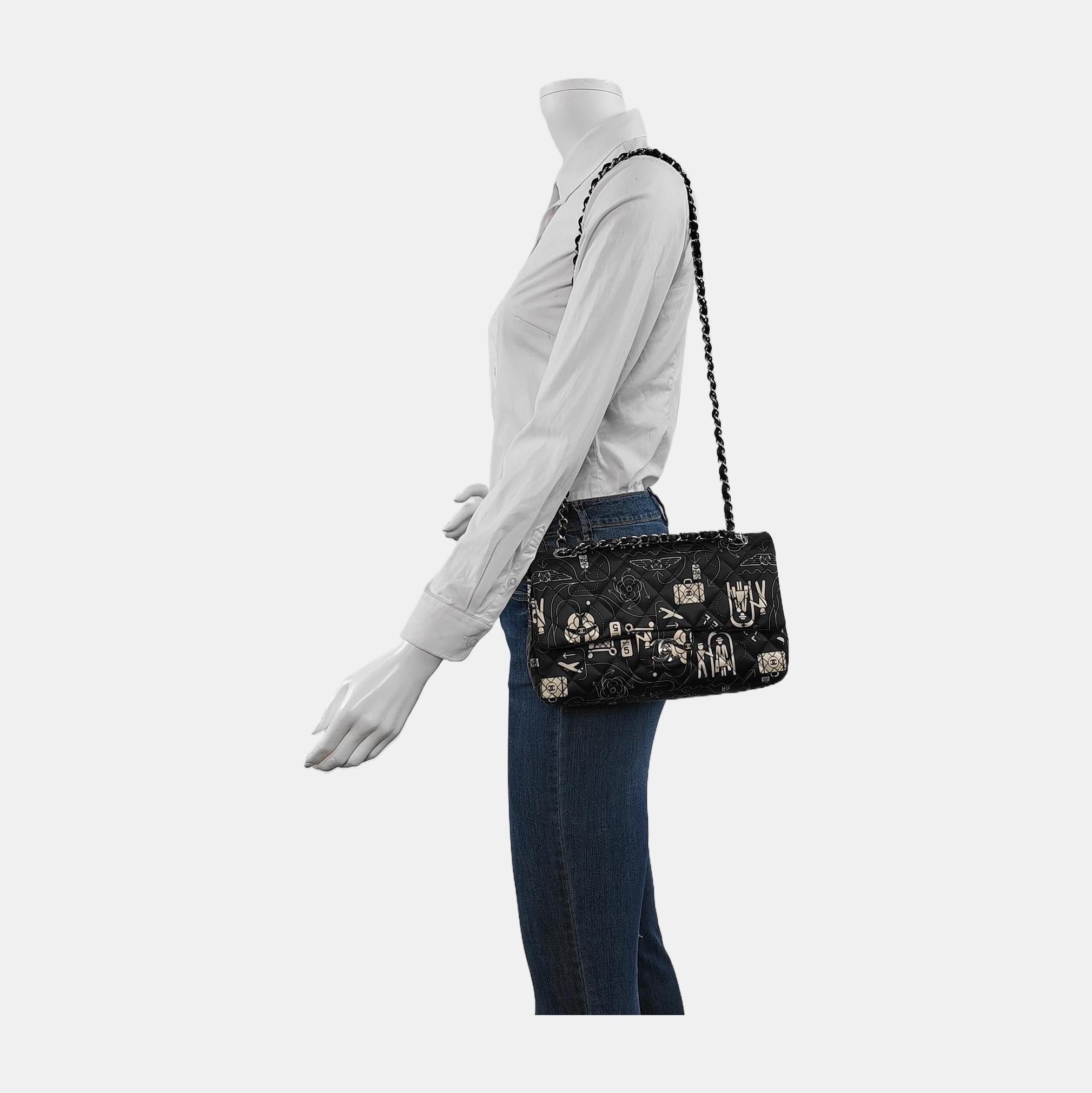 CONDITION: EXCELLENT

This preloved authentic Chanel bag is in excellent condition. There are some light stains on the surface, rubbing around the corners, and scratches to the hardware. Light stains inside. 

DETAILS 

Circa 2016
Series