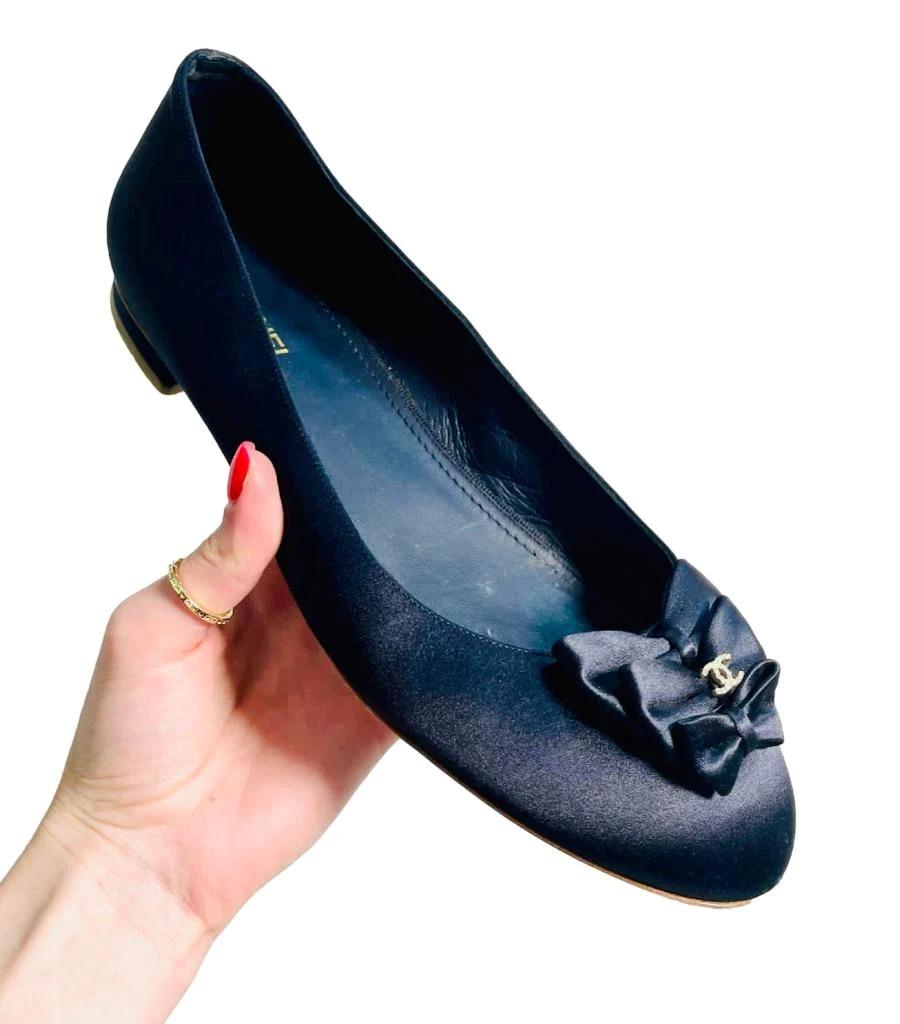 Chanel Satin Bow & Crystal 'CC' Logo Ballet Flats

Navy blue with triple bow fronts and trimmed with a crystal 'CC' logo.

Additional information:
Size – 40
Composition – Satin, Leather, Crystal
Condition – Excellent
Comes with- Dust Bag