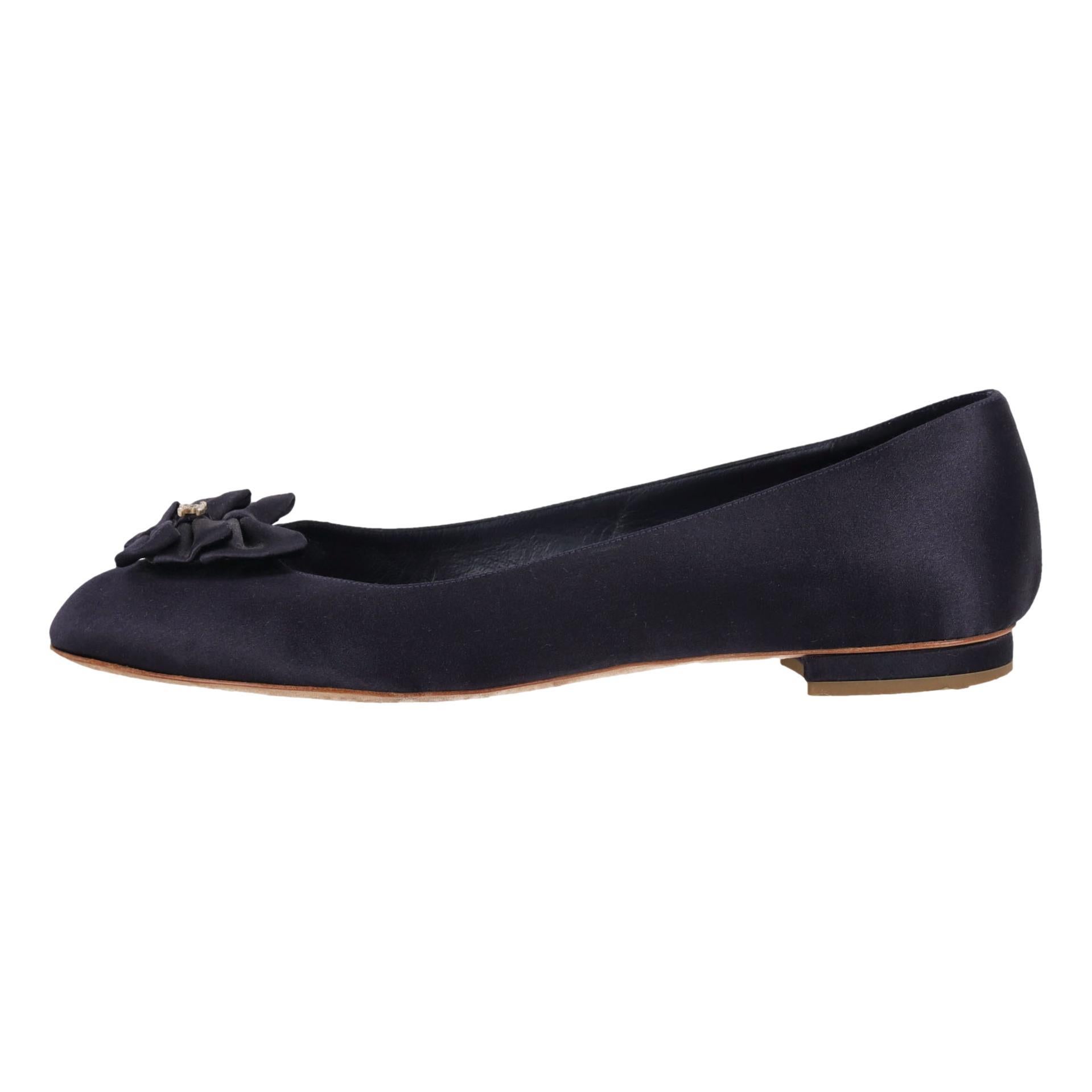 Chanel Satin Schleife & Kristall 'CC' Logo Detail Ballett Flats

Marineblaue Ballerinas aus Satin mit einer dreifachen Schleife auf der Vorderseite und dem kultigen CC-Logo in Kristall.

Mit runder Spitze und einem bescheidenen 10-mm-Absatz.

Preis