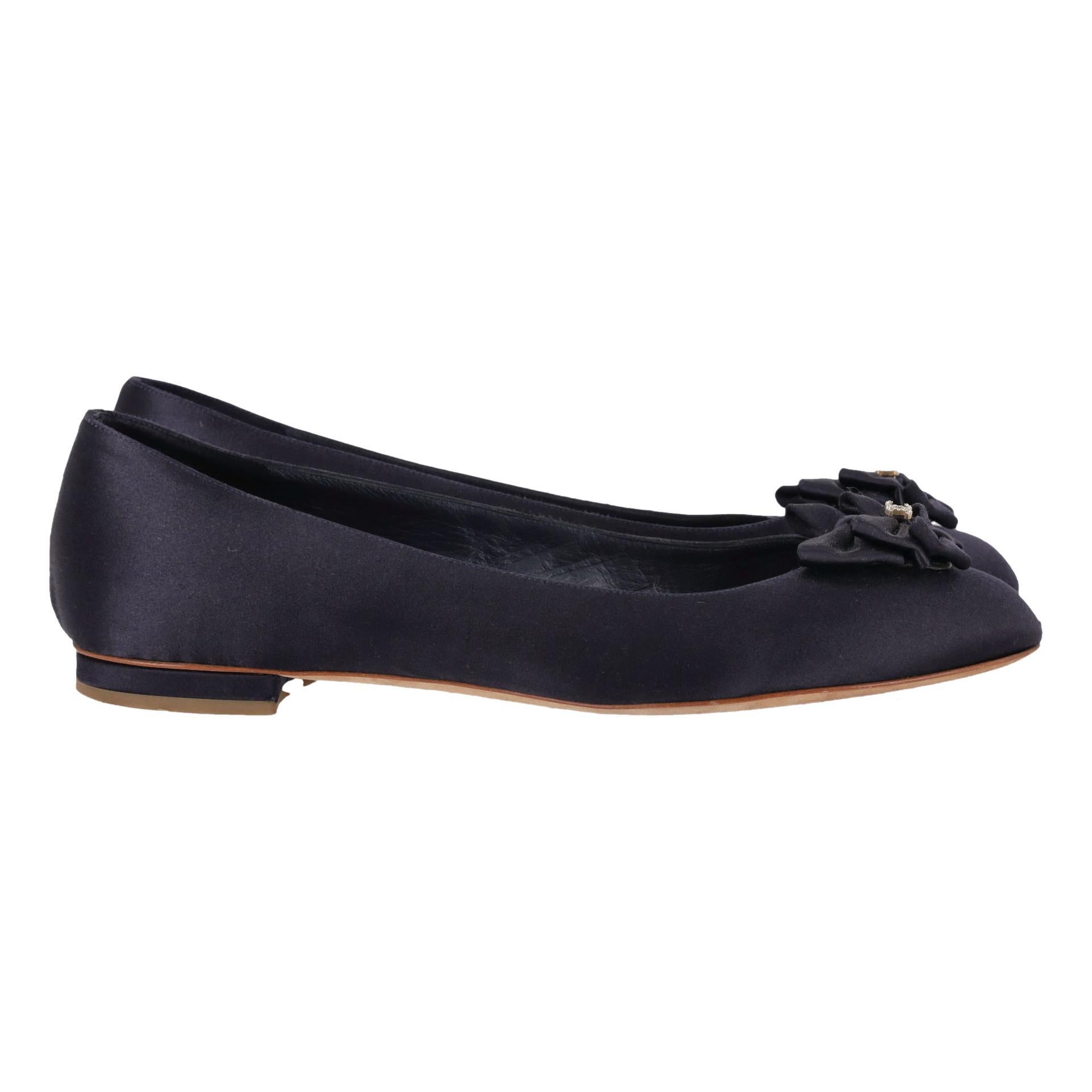Chanel Satin Schleife & Kristall 'CC' Logo Detail Ballett Flats im Zustand „Hervorragend“ im Angebot in London, GB