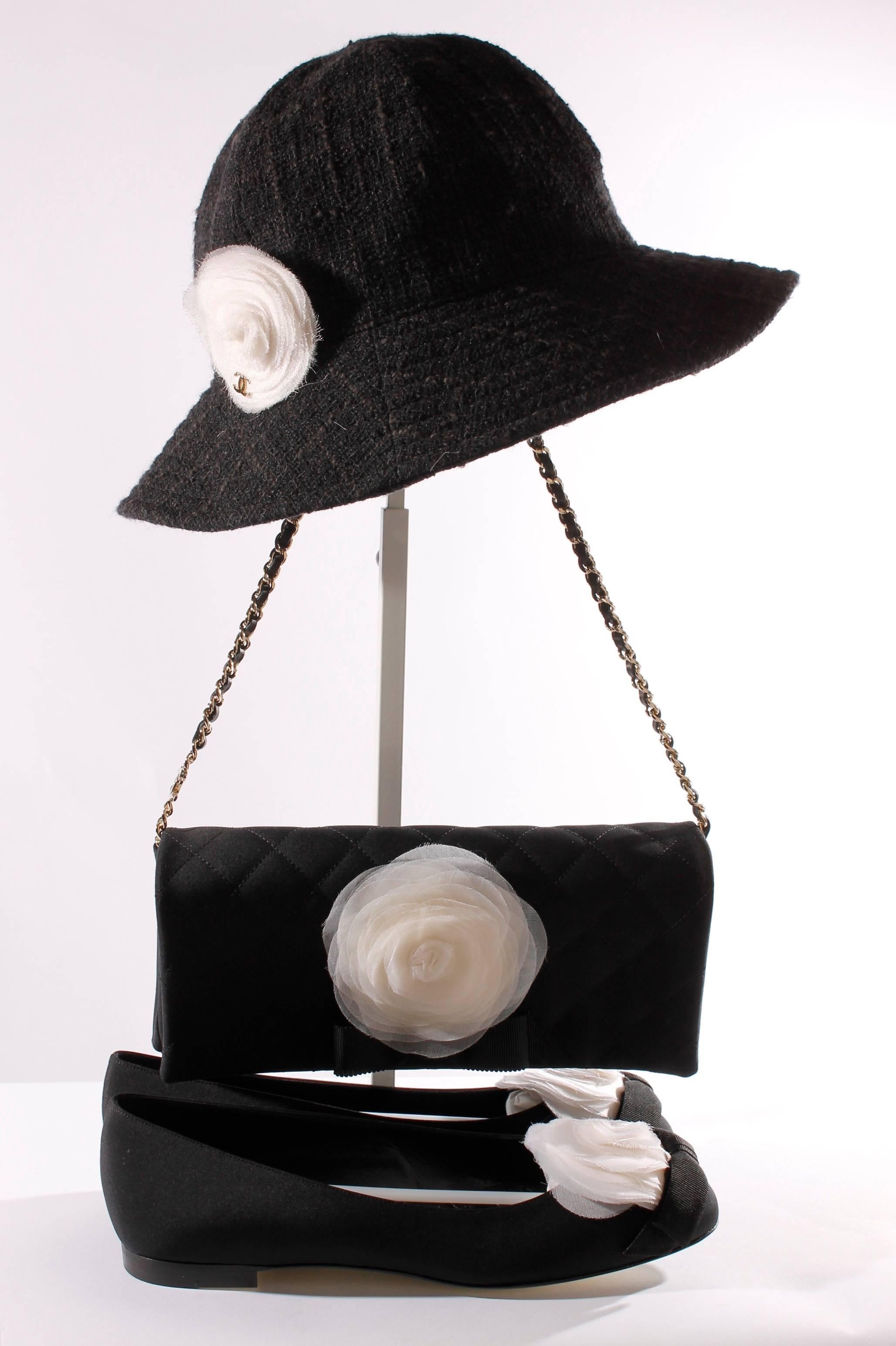 Women's Chanel Satin Camellia Clutch Bag - black/white/silver For Sale