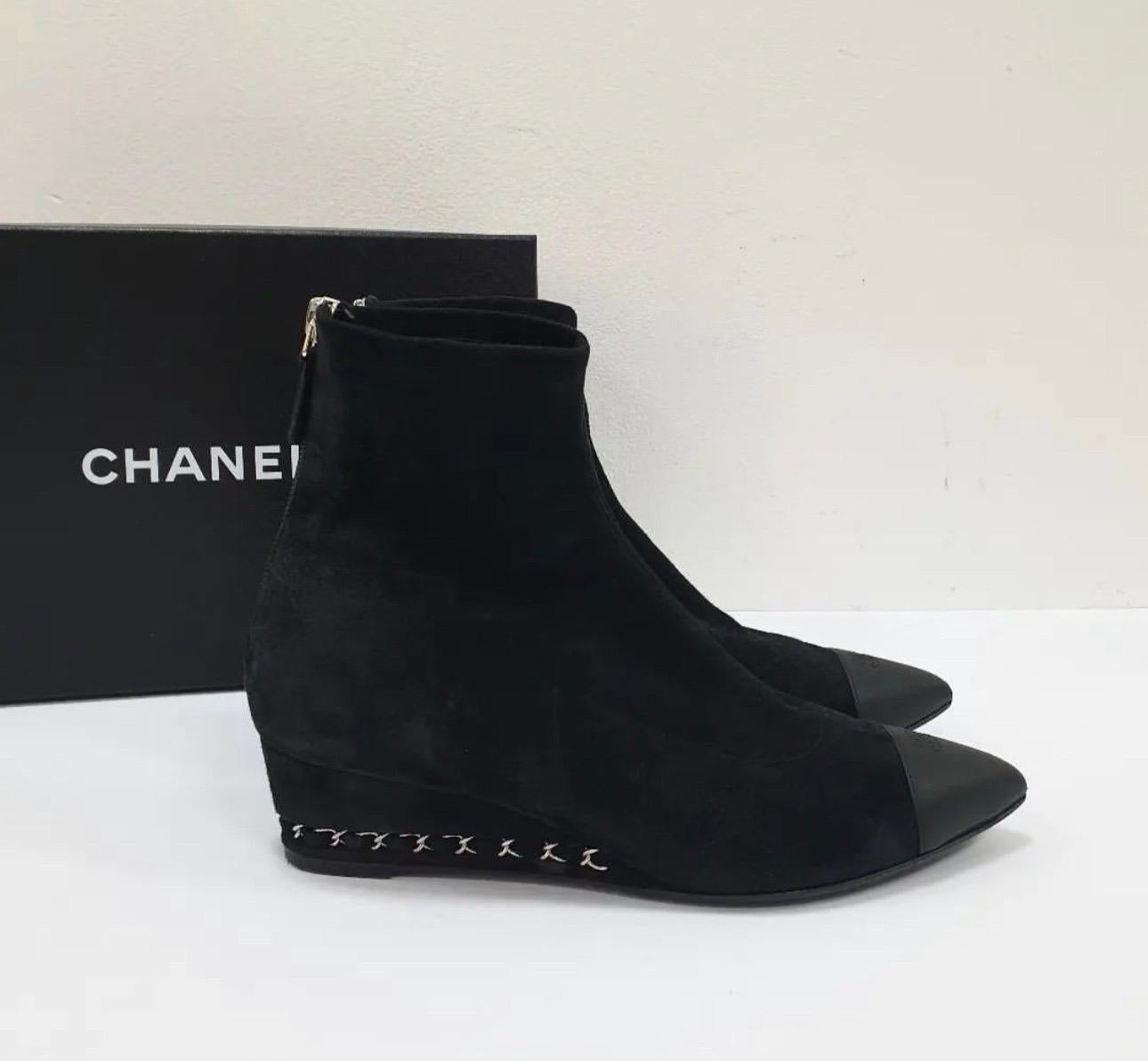 Chanel Satin CC Toe Black Suede Chain Wedge Booties In Good Condition In Krakow, PL