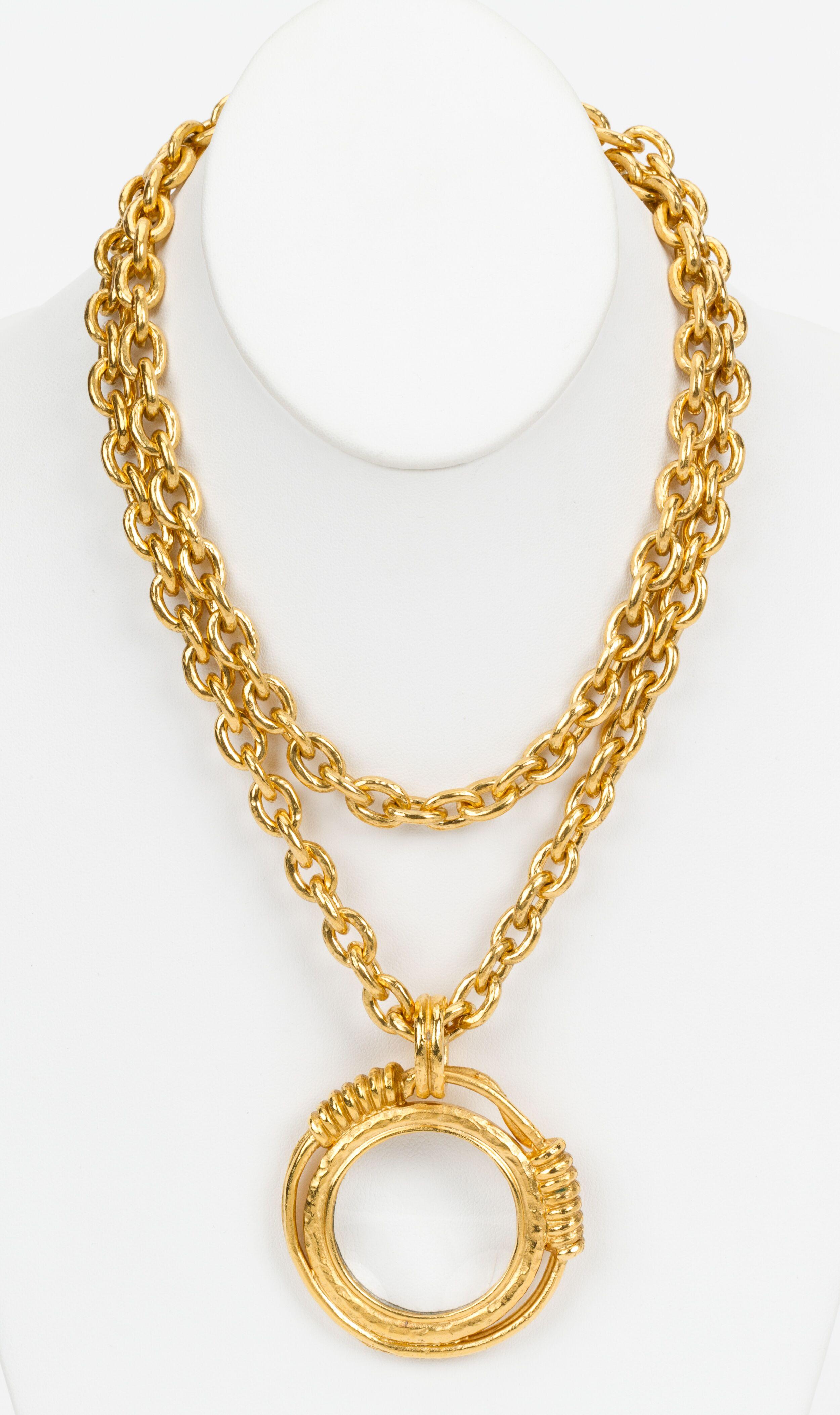 Collana Chanel in raso d'oro anni '80 con lente d'ingrandimento In condizioni ottime in vendita a West Hollywood, CA