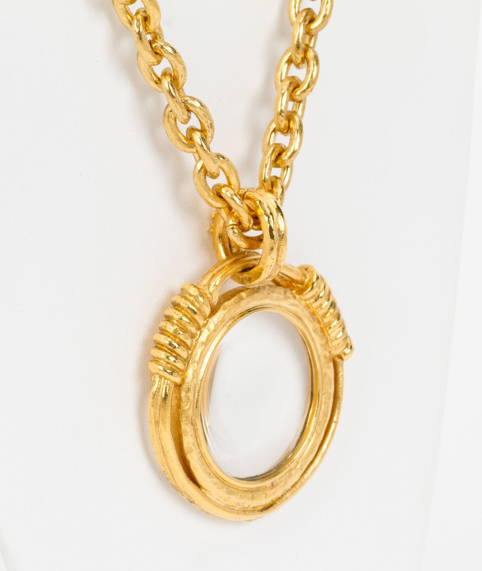 Collana Chanel in raso d'oro anni '80 con lente d'ingrandimento in vendita 1