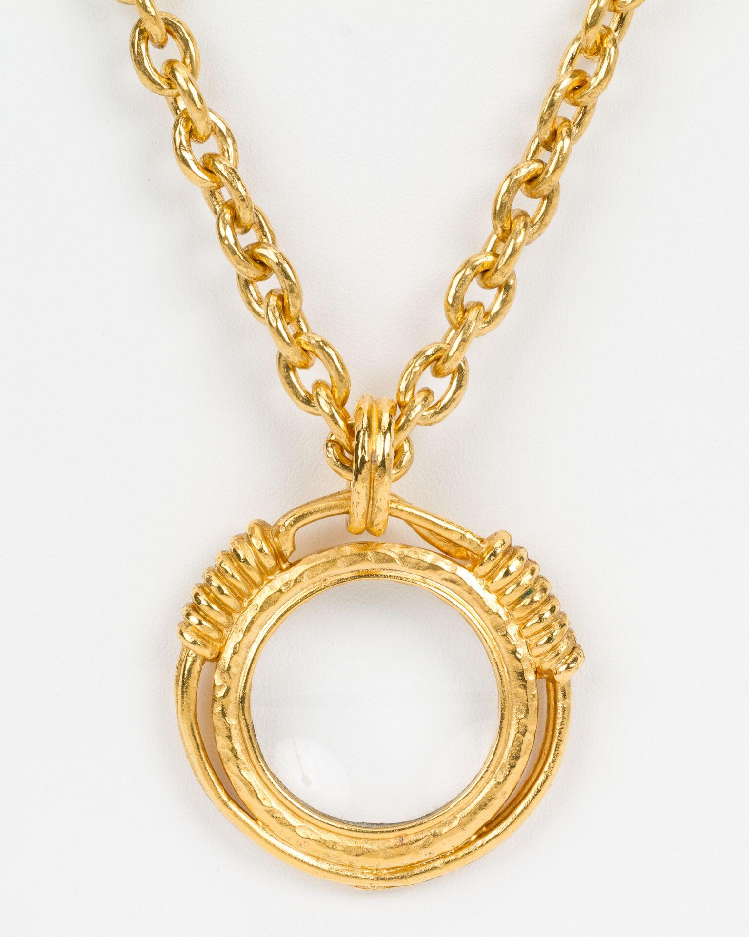 Collana Chanel in raso d'oro anni '80 con lente d'ingrandimento in vendita 2