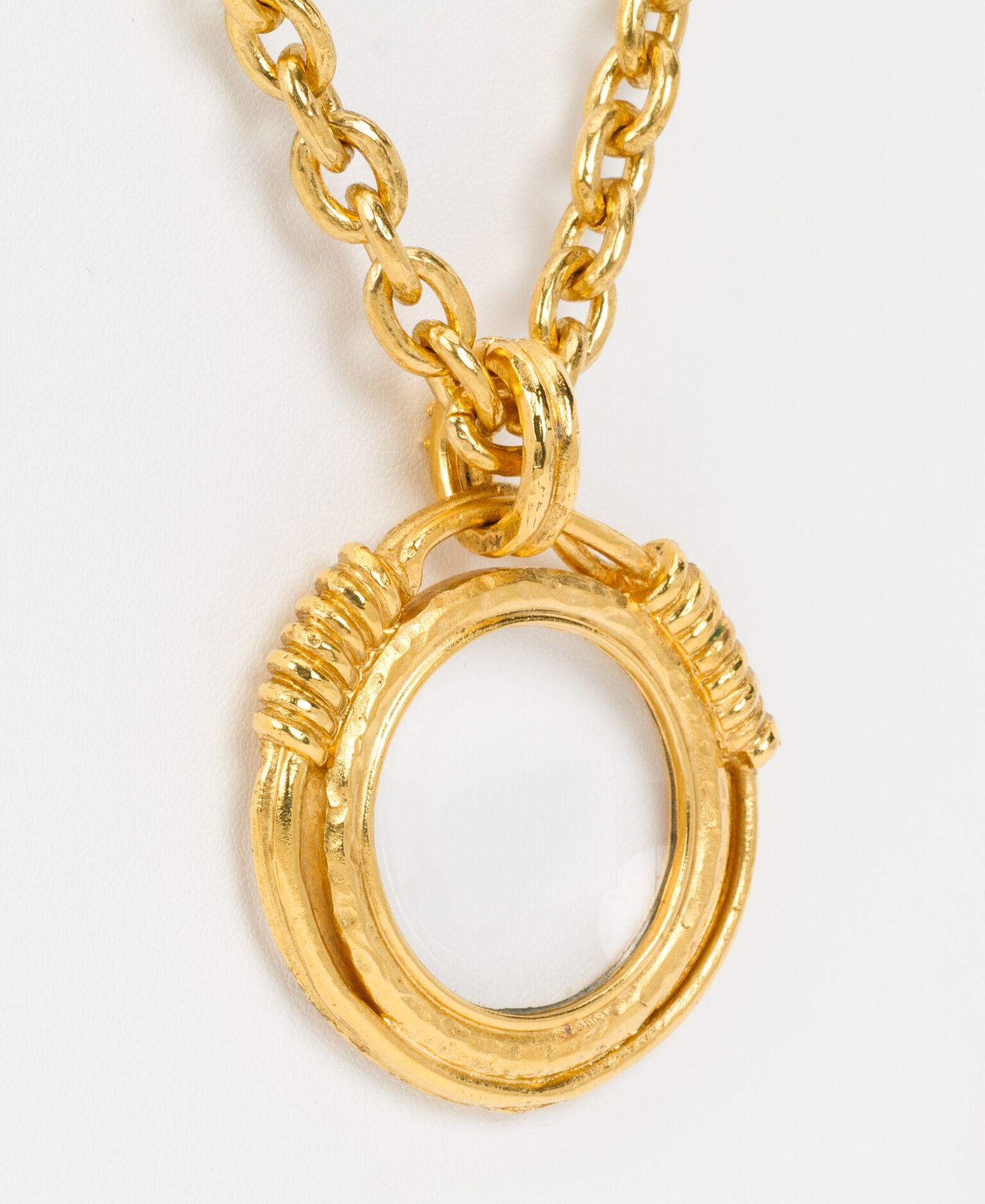 Collana Chanel in raso d'oro anni '80 con lente d'ingrandimento in vendita 3