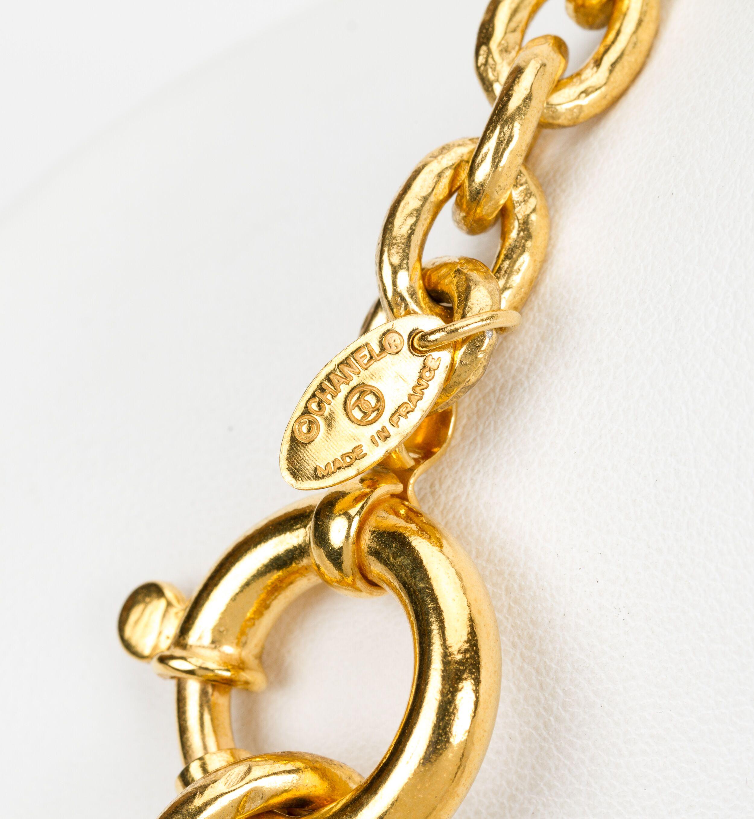 Collana Chanel in raso d'oro anni '80 con lente d'ingrandimento in vendita 4