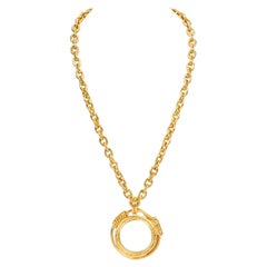 Collana Chanel in raso d'oro anni '80 con lente d'ingrandimento