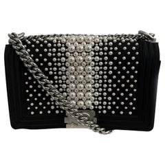 CHANEL - Borsa a tracolla / Crossbody in raso con perle e patta media per ragazzi nero/avorio CC