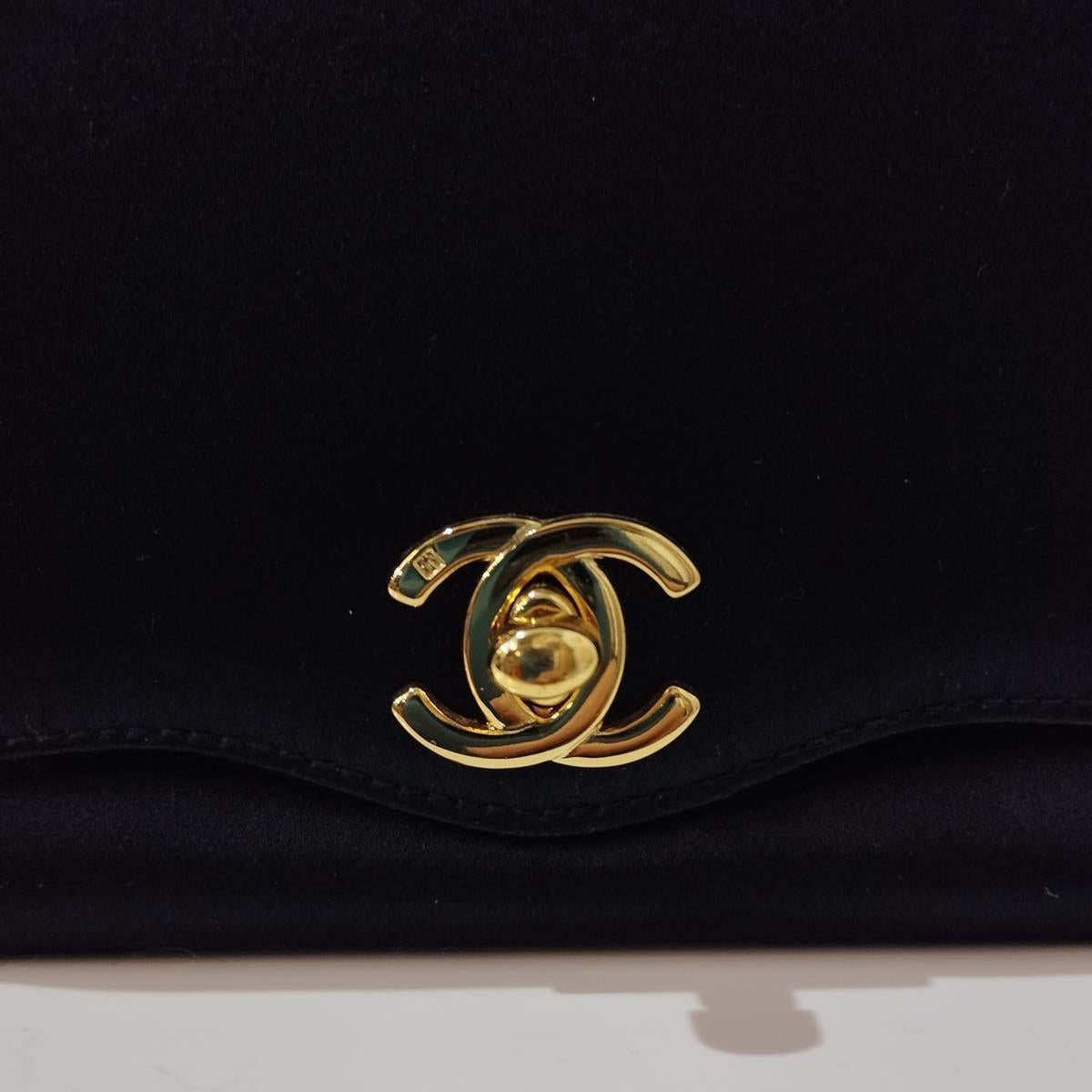 Chanel Satin pochette size Unica In Excellent Condition In Gazzaniga (BG), IT
