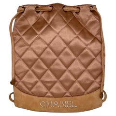 CHANEL Satin & Wildleder gesteppter Rucksack mit Kordelzug