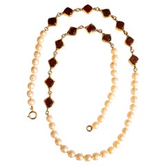 Collana lunga Chanel disegnata da Karl Lagerfeld nel 1985
