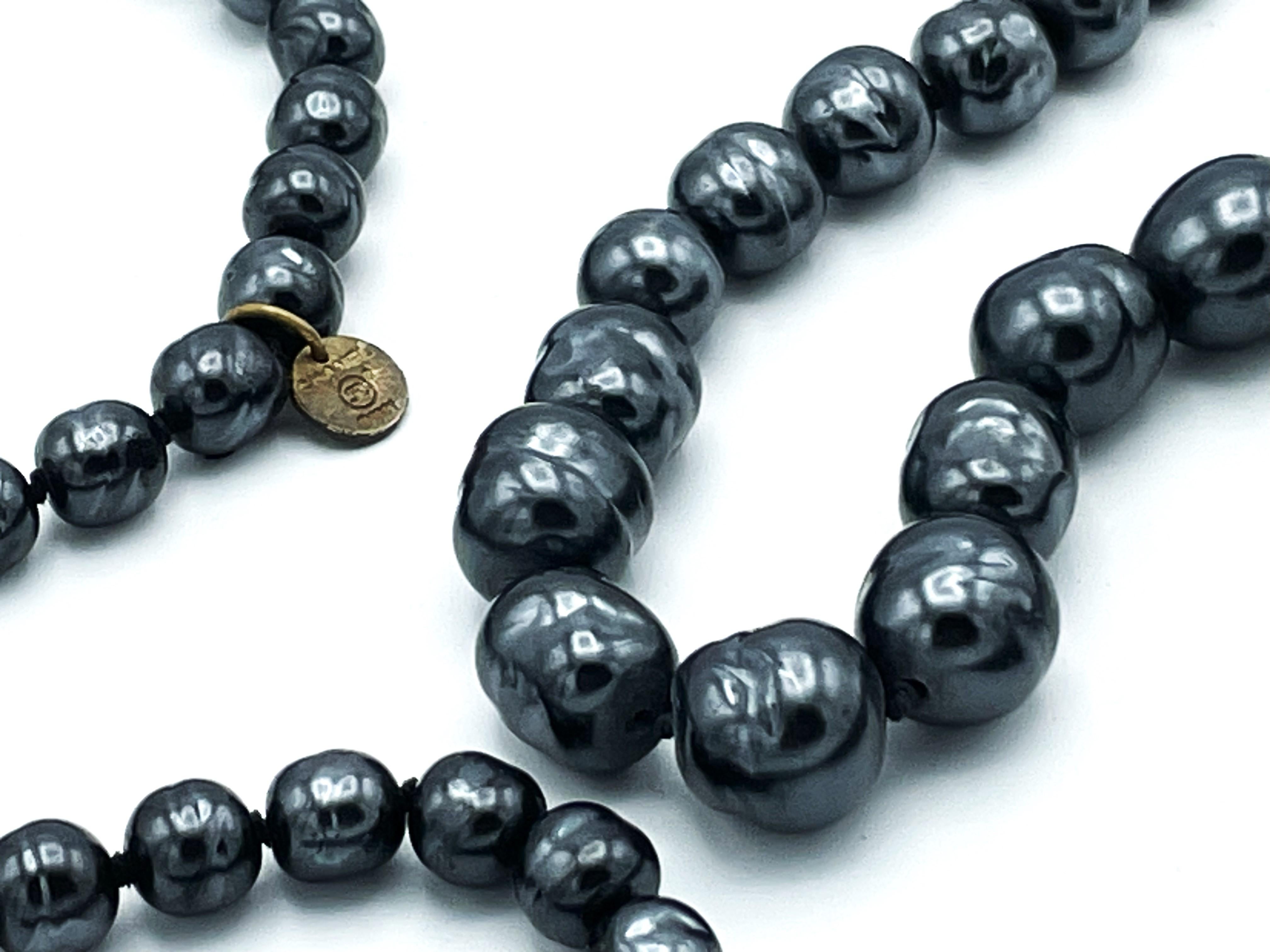 Vintage Chanel Sautoir (Made in France), bestehend aus anthrazitfarbenen Barockperlen mit Farbverlauf, signiert 1981. Kein Verschluss. Chanel tac signiert  Chanel 1981