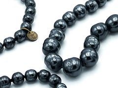 CHANEL SAUTOIR consisting of gradient anthracite-colored baroque pearls, 1981