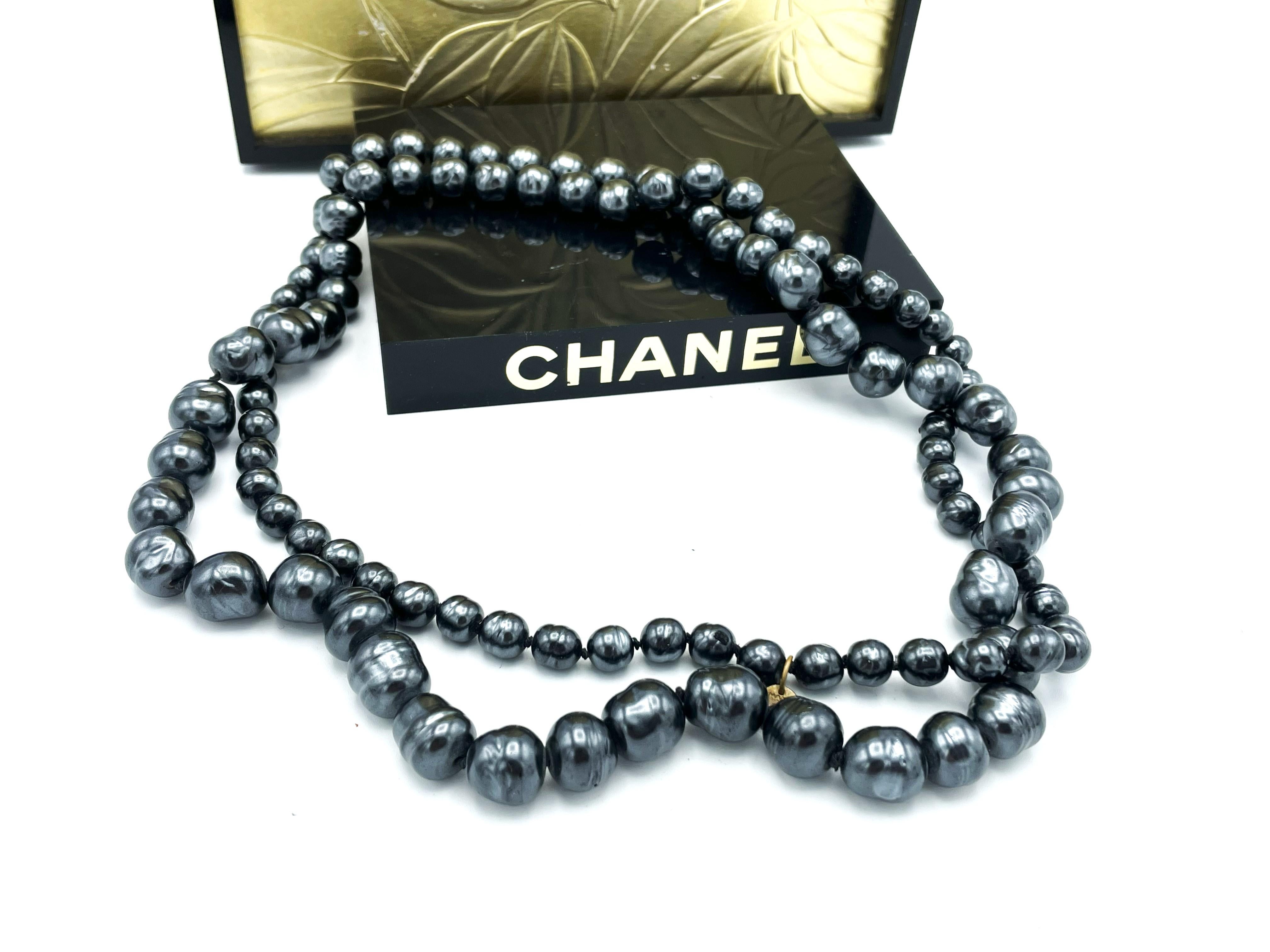 CHANEL SAUTOIR aus anthrazitfarbenen, anthrazitfarbenen Barockperlen mit Farbverlauf, 1981 (Moderne) im Angebot